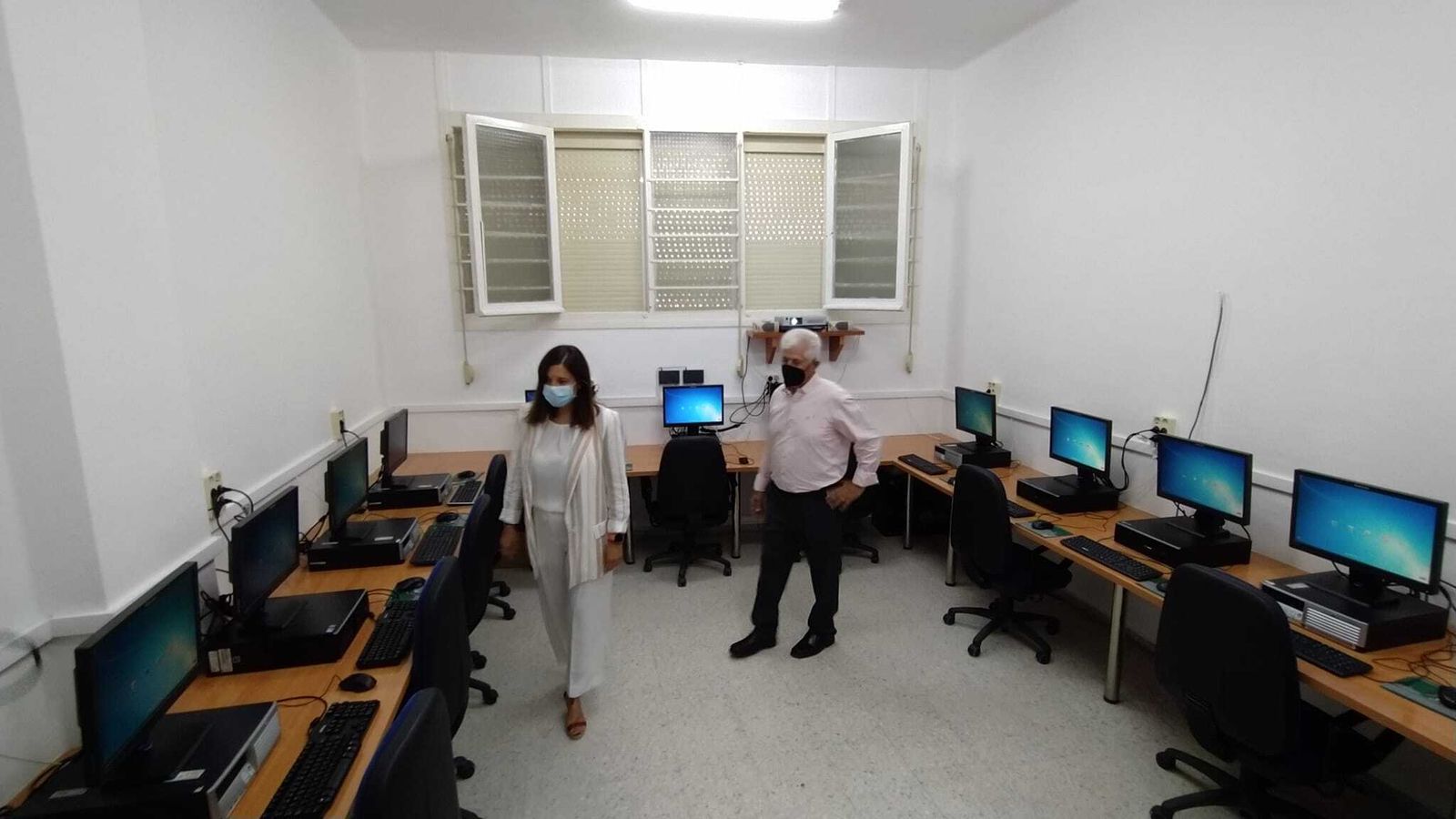 La alcaldesa, Patricia Cavada, con el presidente de la Federación de Asociaciones de Vecinos, Antonio Romero, en la inauguración de la nueva sede vecinal, hace unas semanas.
