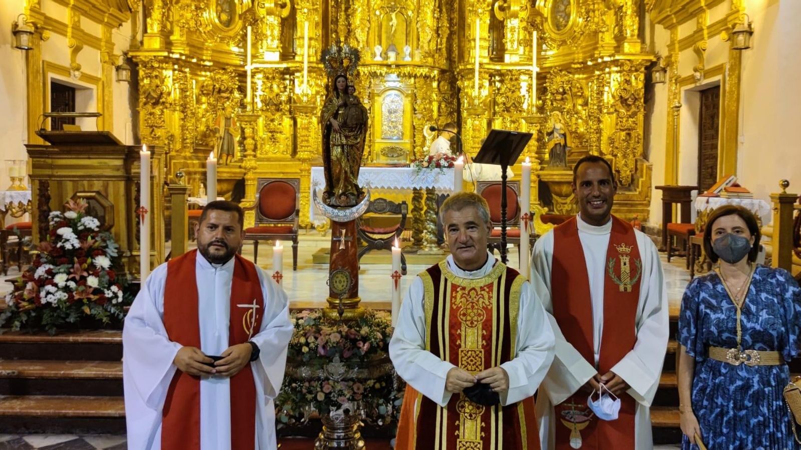 El párroco de San Lorenzo, los futuros párroco y vicario y la hermana mayor de Las Penas, ante la Virgen del Pilar.