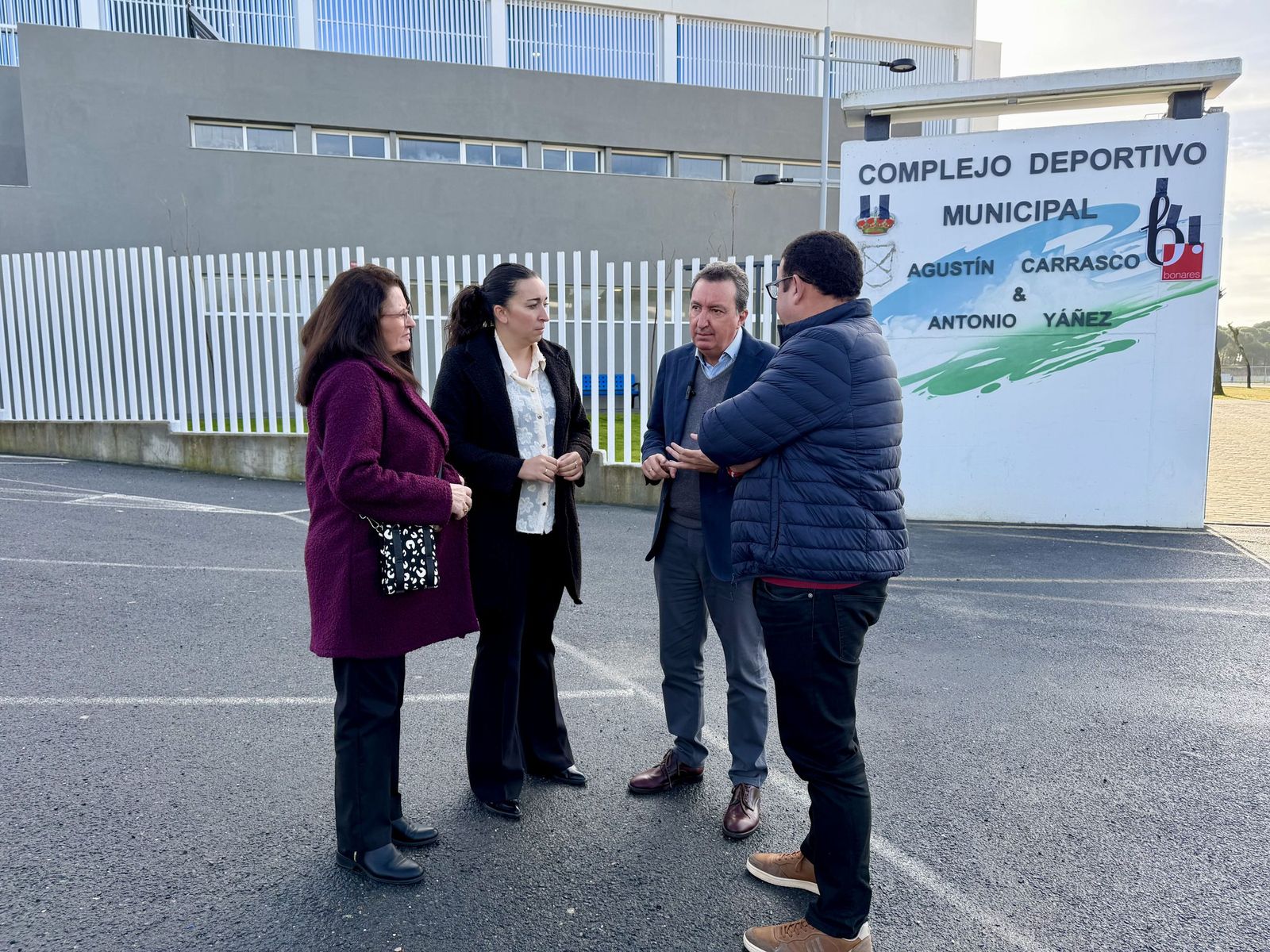 Los populares este viernes en el complejo deportivo municipal de Bonares.