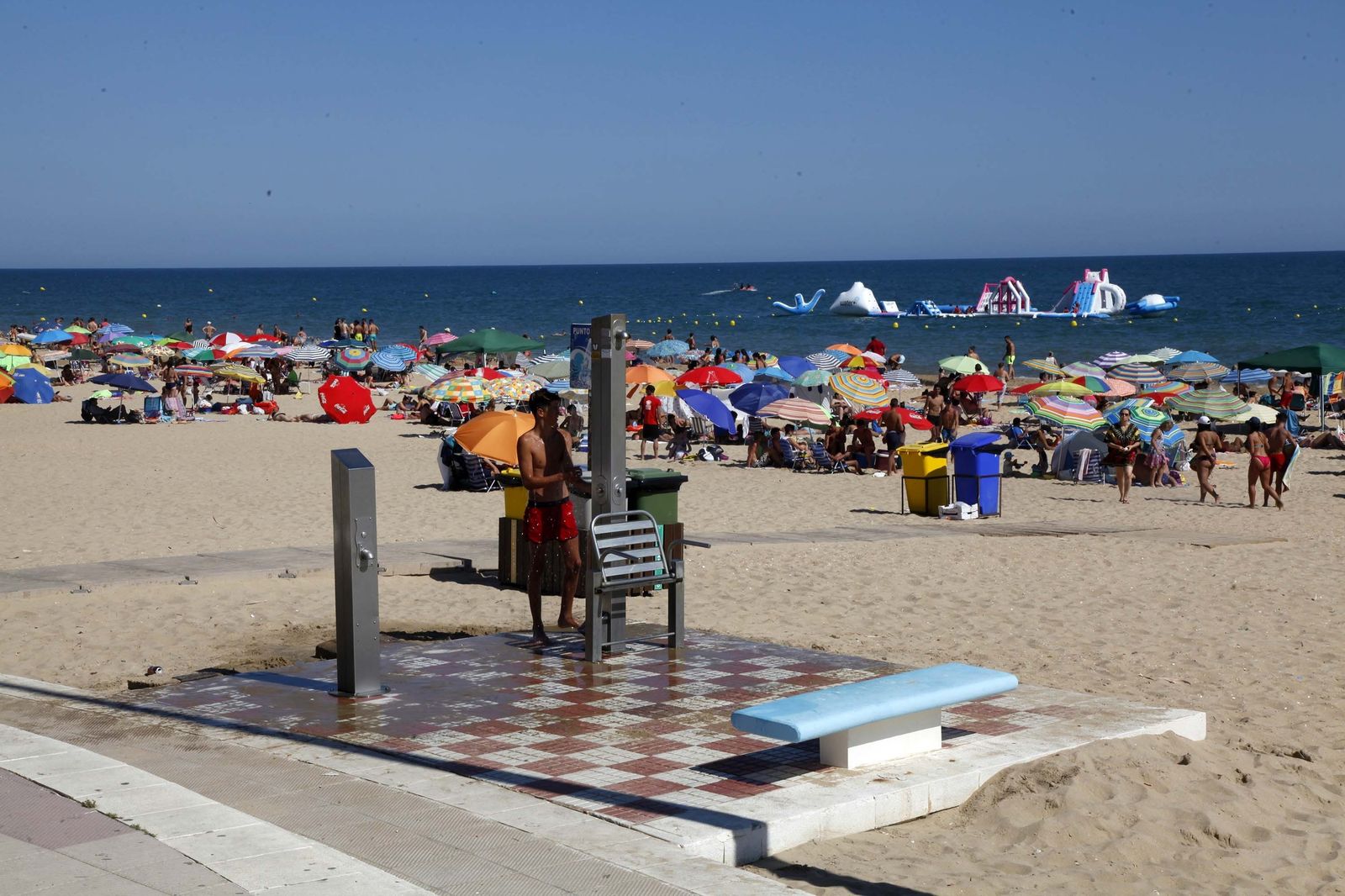 1. La Antilla es una de las playas favoritas para los sevillanos y extremeños.    2. La playa cuenta con los distintivos Q de Calidad Turística, Ecoplayas y Bandera Azul. 3. Tiene un gran espacio de más de tres kilómetros de playas.