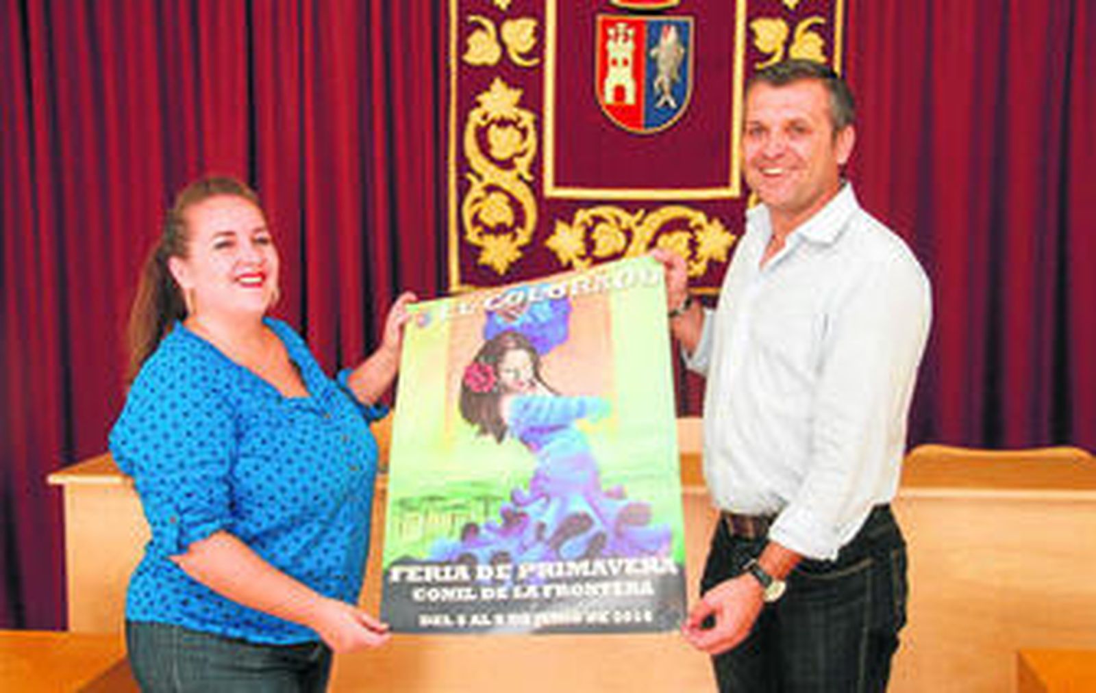 El alcalde de Conil y la concejala de Fiestas presidieron la presentación del cartel anunciador de la Feria.