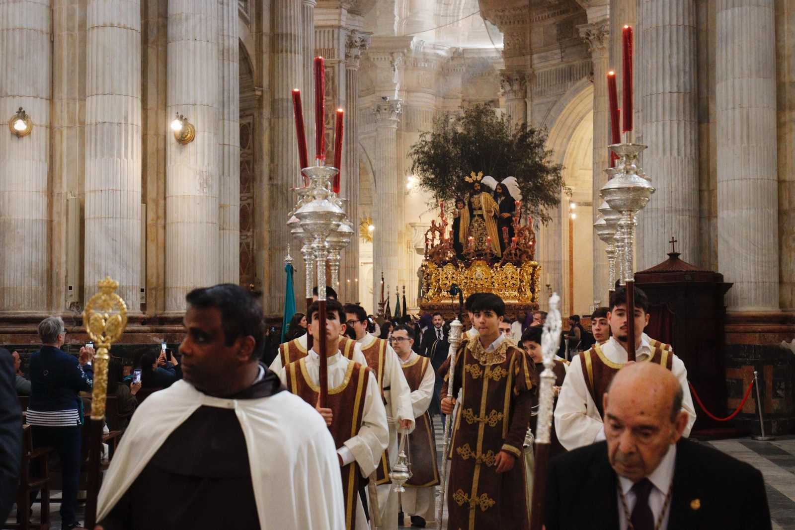 Las imágenes del traslado de Prendimiento desde la Catedral en la Semana Santa de Cádiz 2025