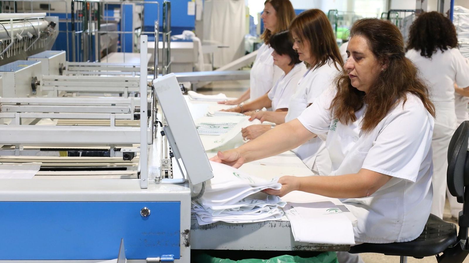 Trabajadoras en la zona de ropa limpia.