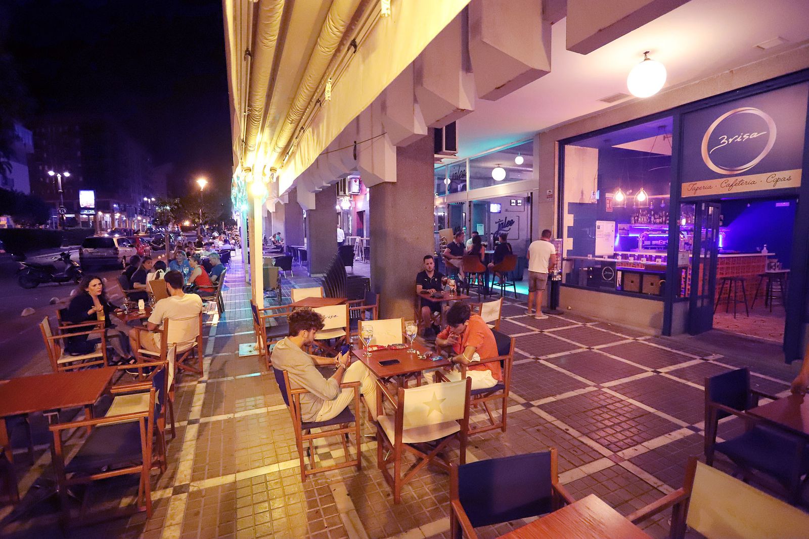 Terraza de un bar en la avenida Pablo Rada de la capital onubense.