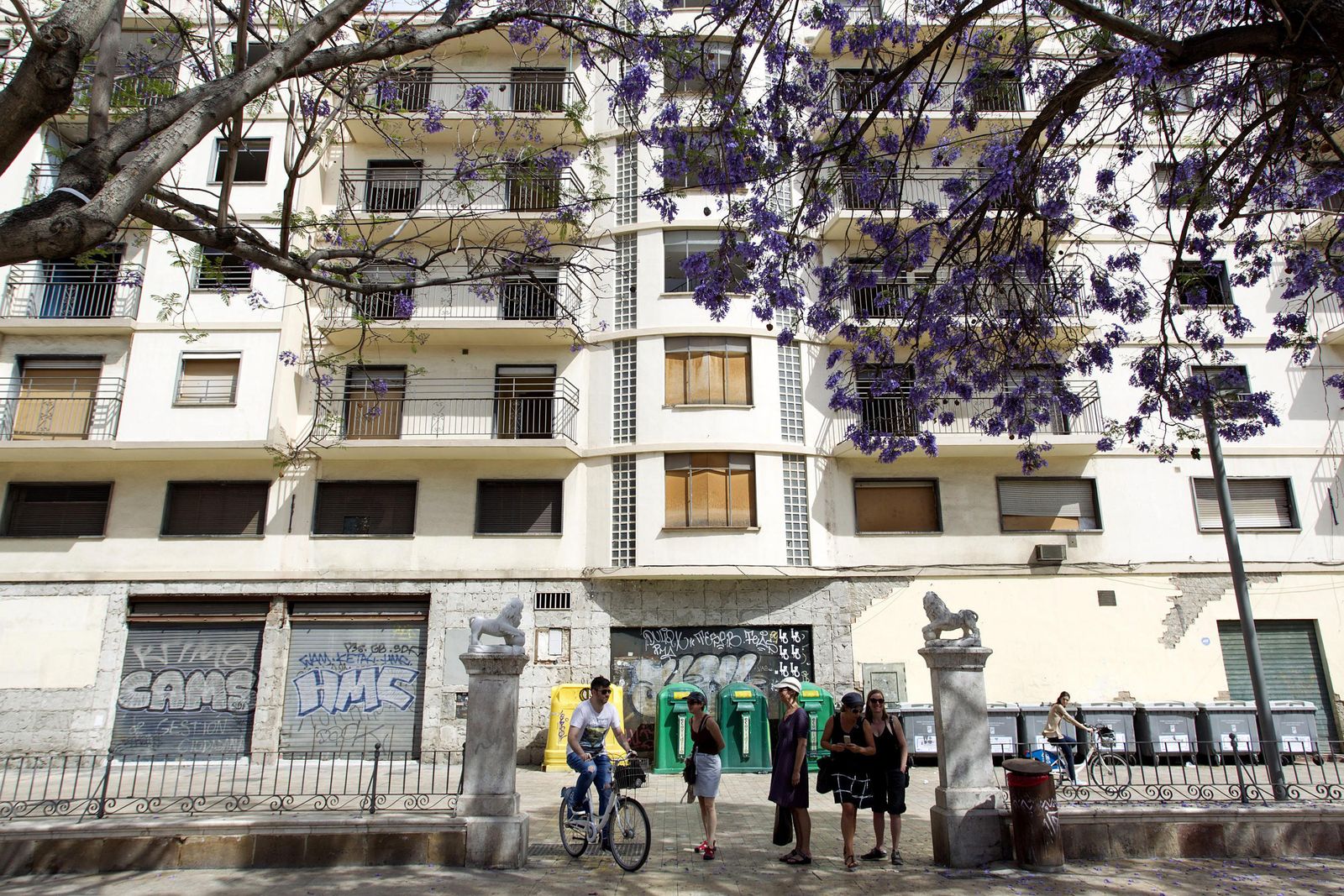 La fachada del edificio Astoria que da a la Plaza de la Merced, en Málaga.