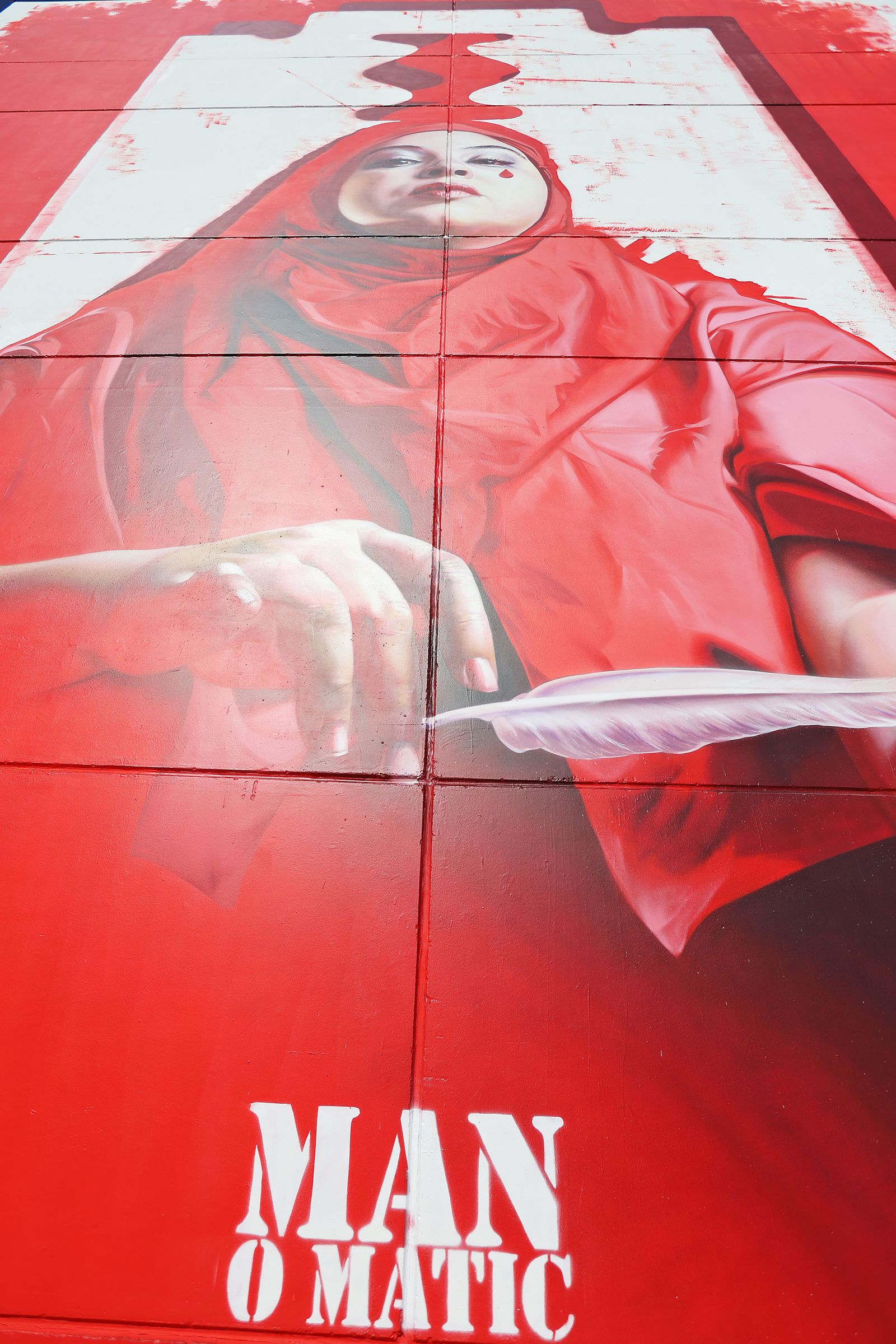 Imágenes del nuevo mural de Man O Matic en la Universidad de Huelva