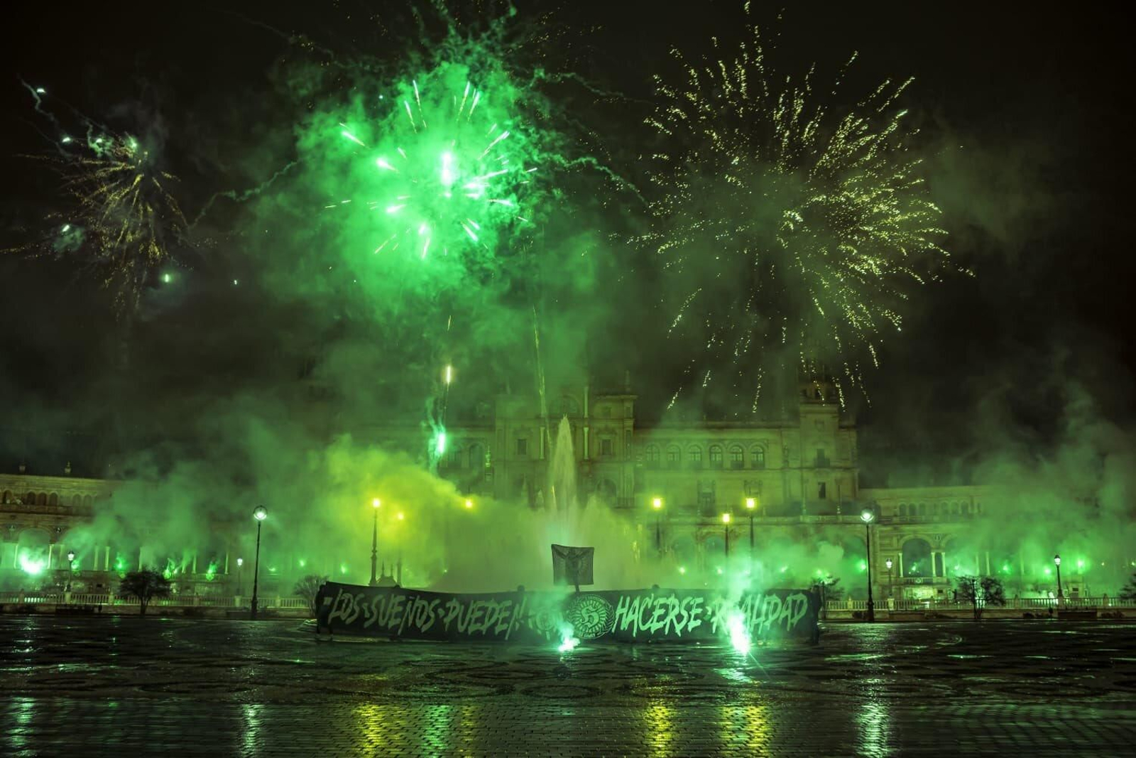 El espectáculo de bengalas y pirotecnia en la Plaza de España. El espectáculo de bengalas y pirotecnia en la Plaza de España.