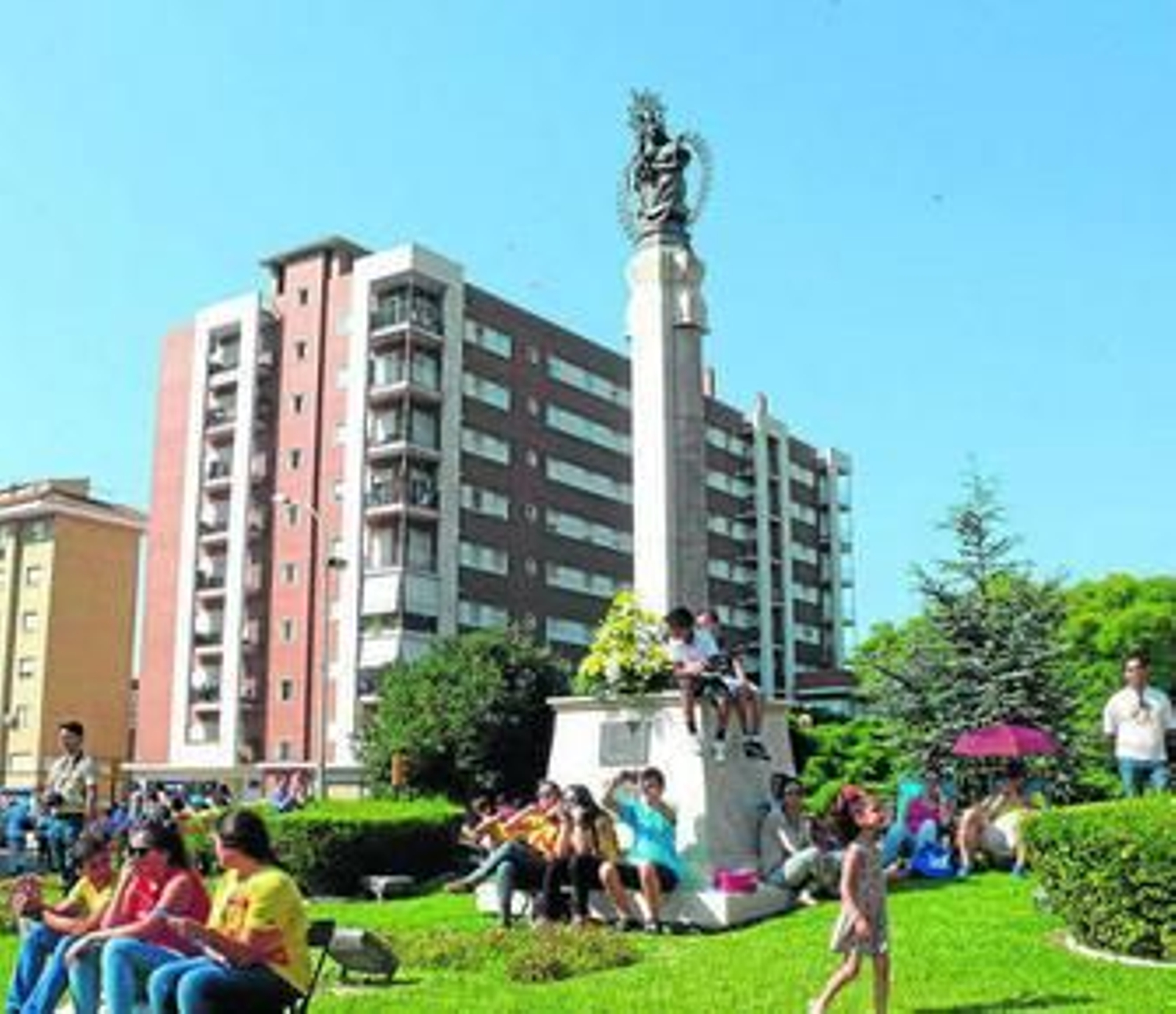 Jóvenes participando del homenaje del Papa en la rotonda, a lo pies del monumento a la coronación de la Cinta.