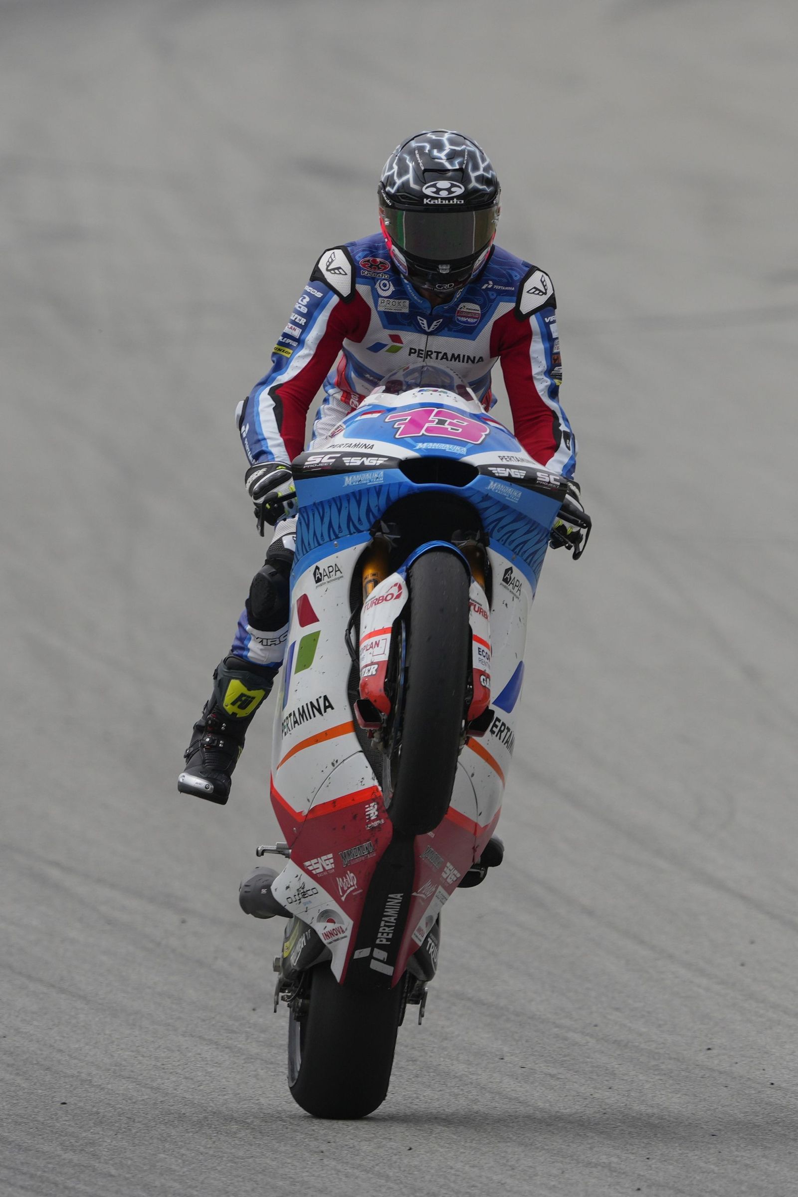 Las cariñosas fotos de Piqué, Clara Chía en el Mundial de Motos en Montmeló