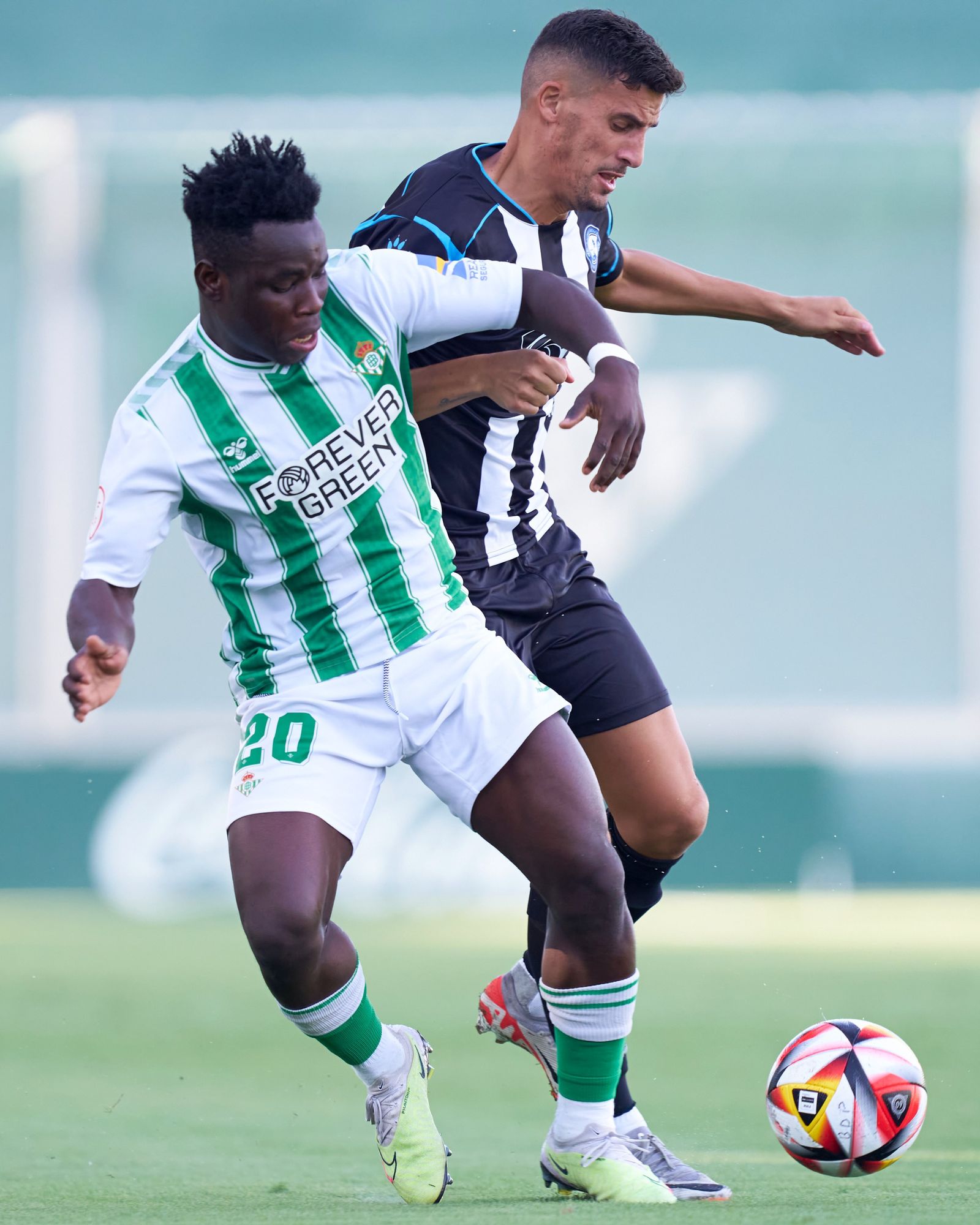 El bético Mawuli pugna por el balón con un jugador del Mar Menor.
