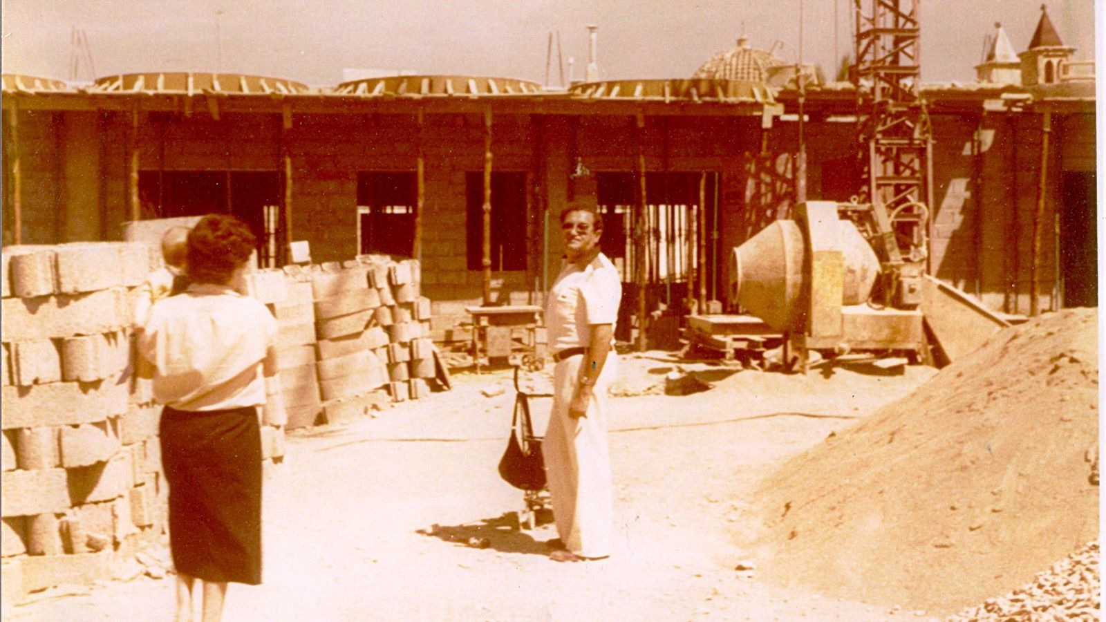 Manola visita las obras durante la construcción del hotel, a finales de los 70.