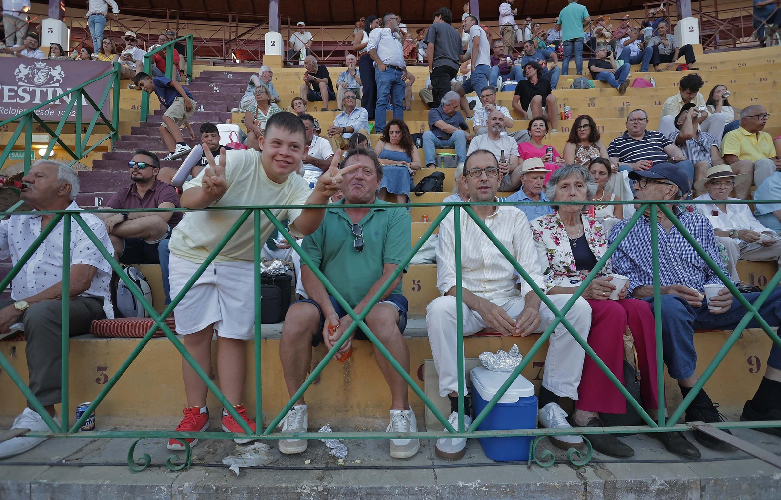 Búscate en la Plaza de Toros 'El Arenal' durante la novilla mixta con picadores del sábado de la Feria de La Línea