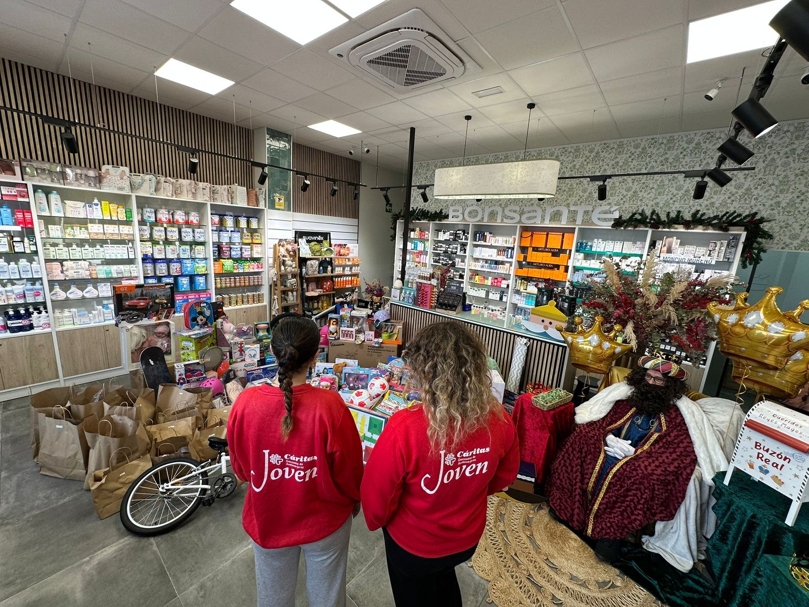 Dos miembros de Cáritas Joven, en la Parafarmacia Bonsante Jerez.