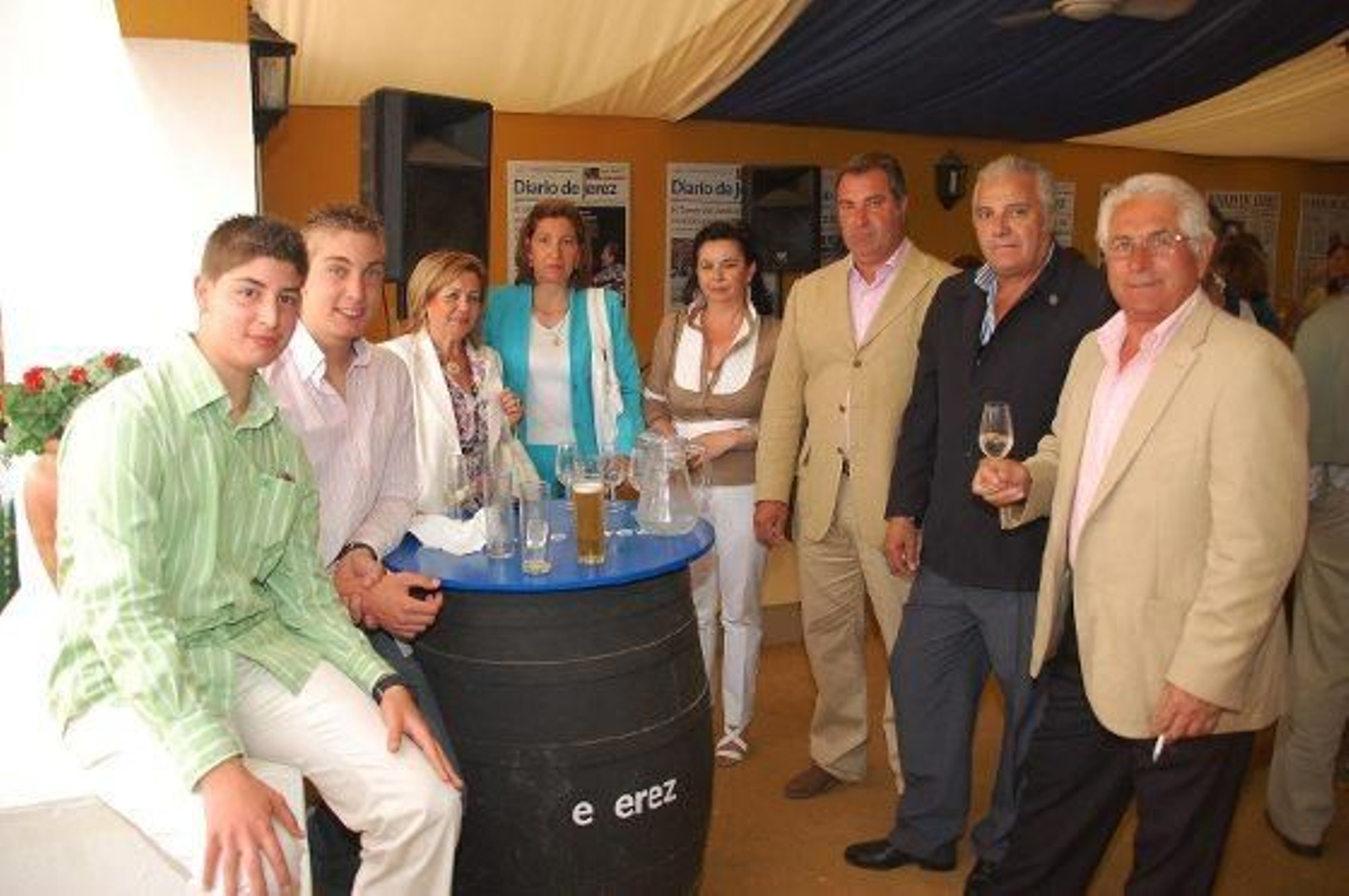 Juan José López García posa junto a familiares y amigos aprovechando su visita por la caseta de Diario de Jerez durante la jornada de ayer.

Foto: Manu Garcia