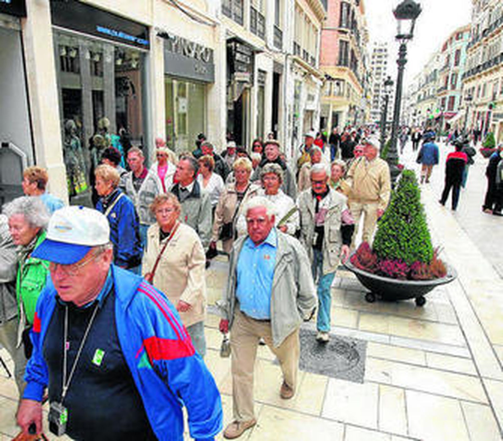 Turistas paseando por la calle Larios de la capital.
