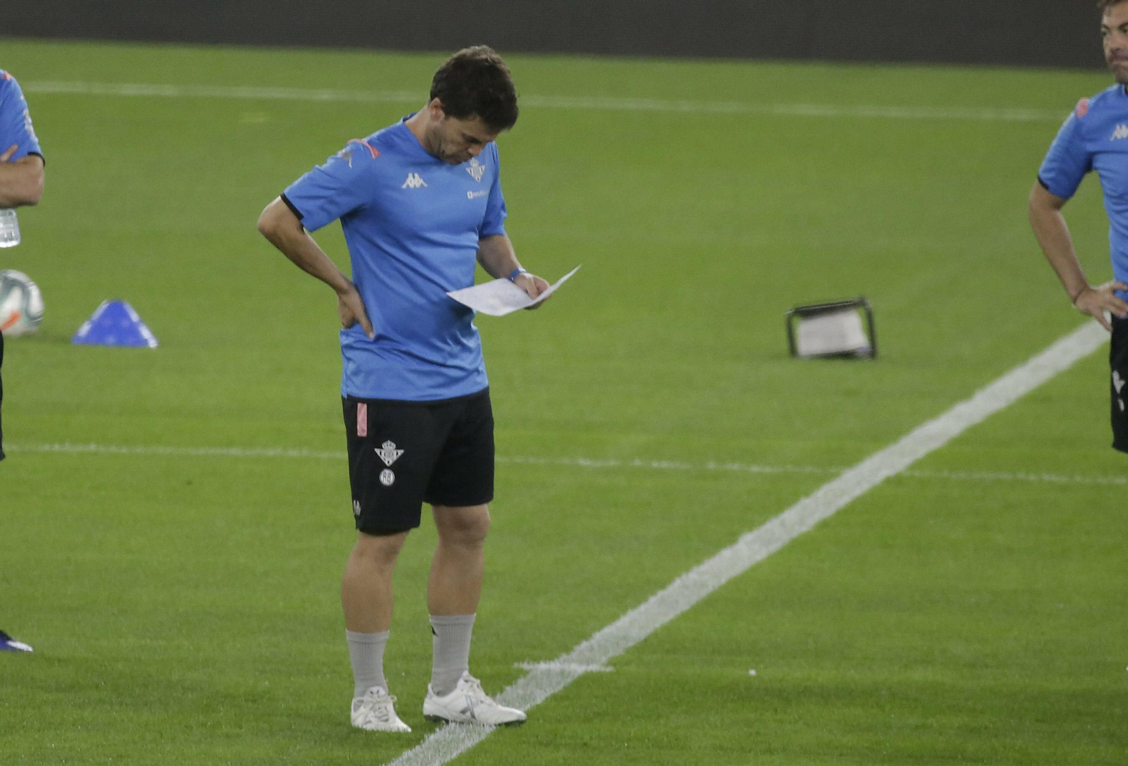Rubi observa sus apuntes durante un entrenamiento.