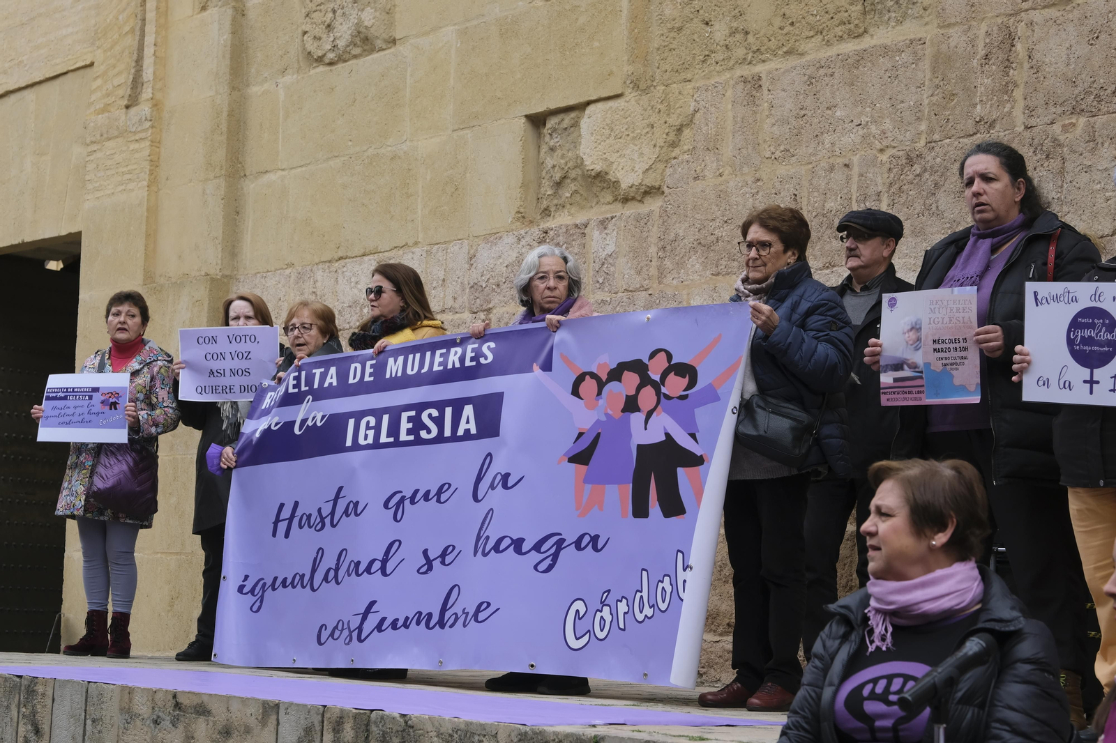 La concentración de la Revuelta de mujeres en la Iglesia en la Mezquita-Catedral de Córdoba, en imágenes