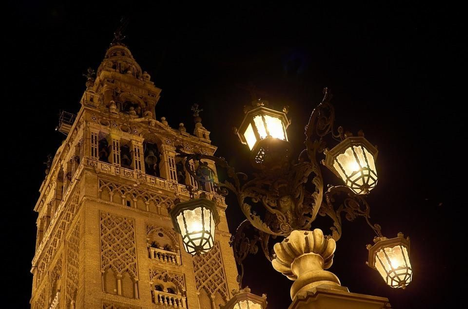 Una foto de la Giralda de noche