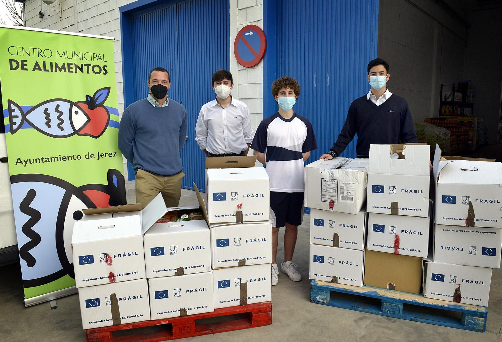 John Joseph Kennedy y voluntarios de El Altillo School, con los 560 kilos de alimentos entregados al Centro Municipal de Alimentos.
