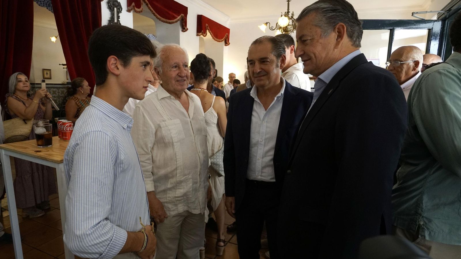 El novillero Rogelio Pajuelo conversa con el consejero de Presidencia, Antonio Sanz; el presidente del Casino, Antonio Jesús Rosendo, y el abogado Manuel Portero.