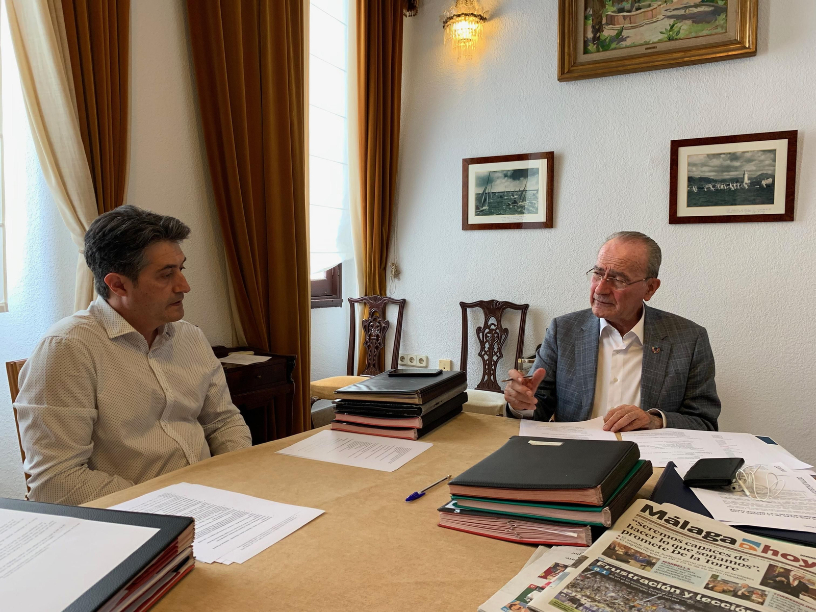 Manuel Jiménez, coordinador general del Ayuntamiento, dialoga con el alcalde, Francisco de la Torre.
