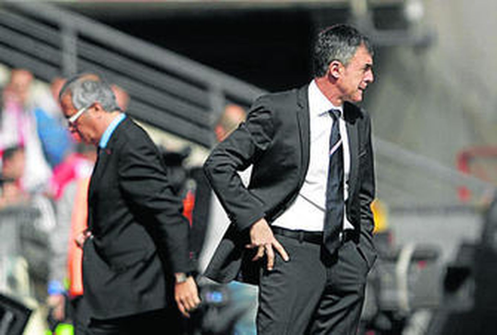 Alcaraz observa el encuentro mientras Manzano se dirige a su banquillo.