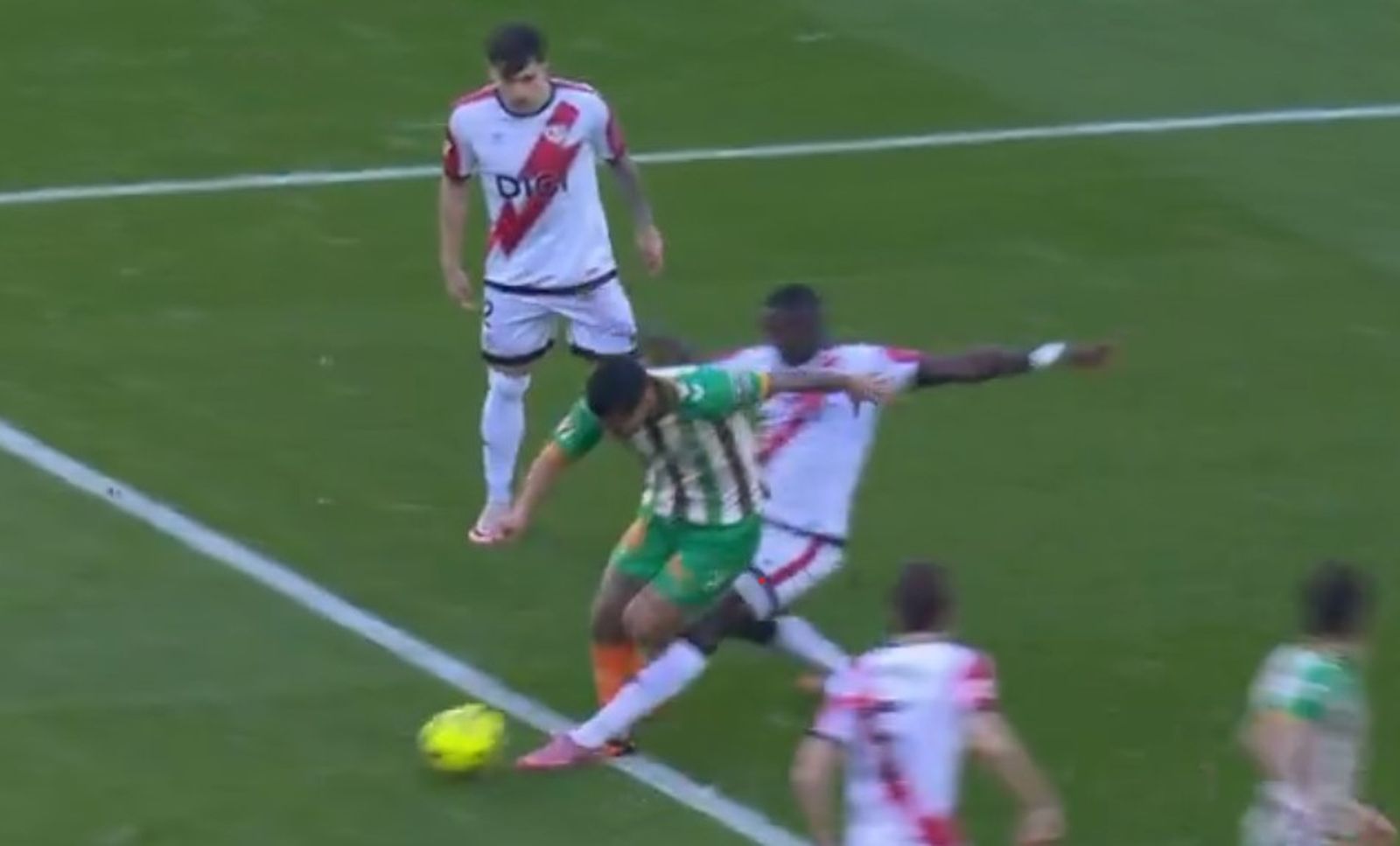 Mendy entra a Cucho Hernández.