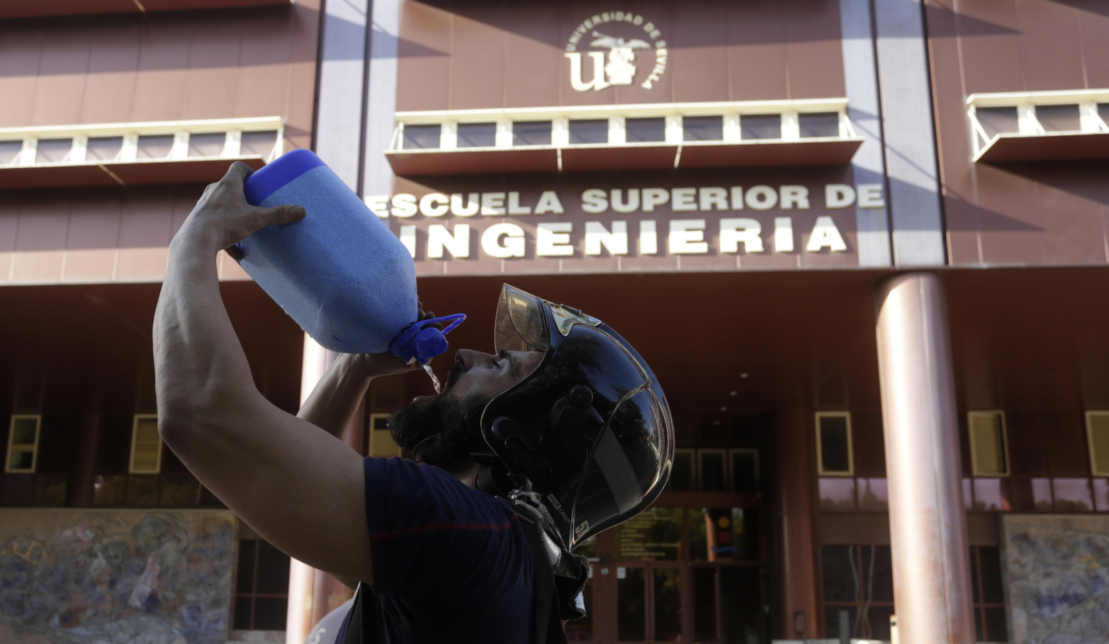 Un bombero se refresca tras la intervención en la Escuela de Ingeniería.