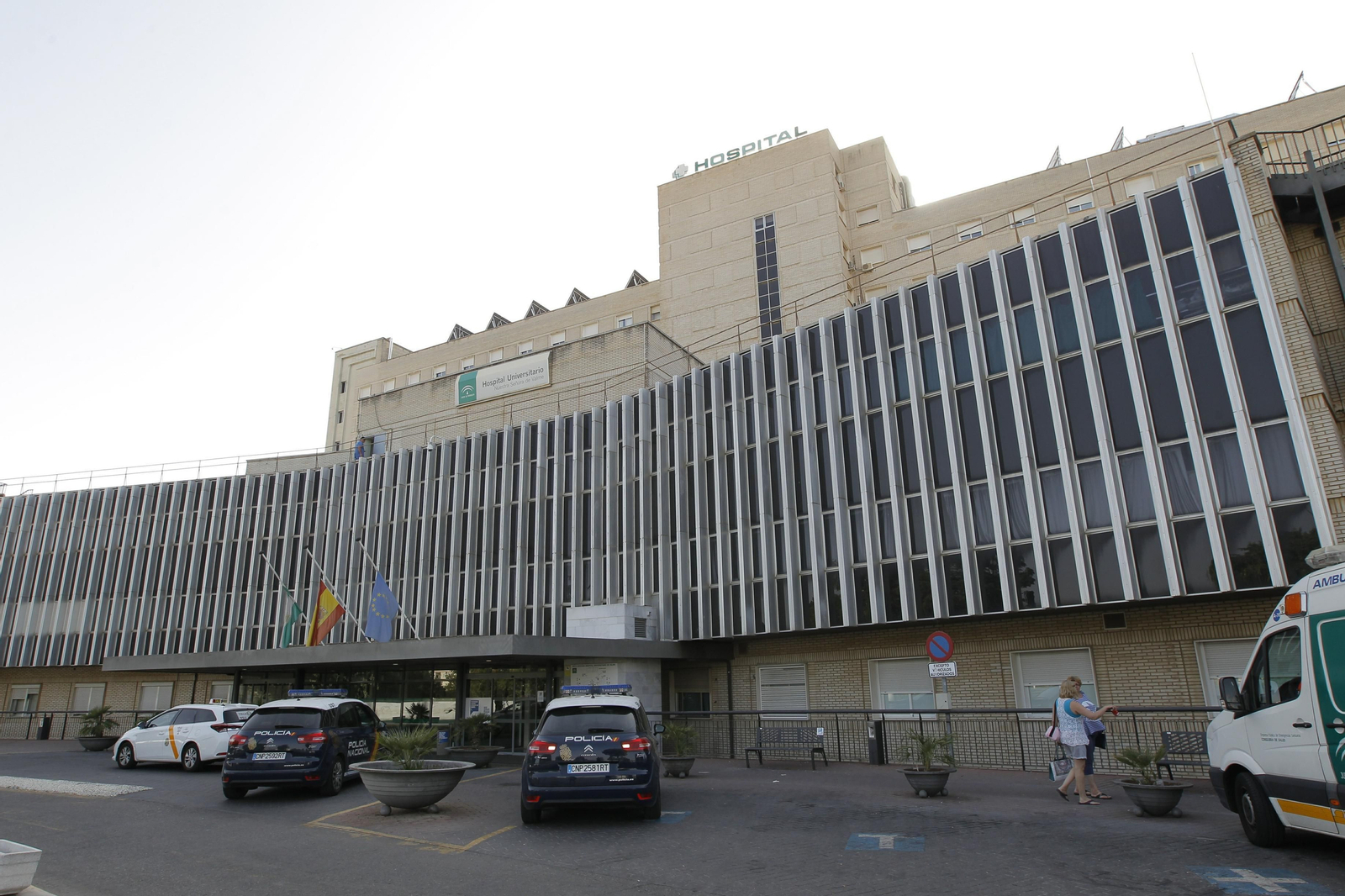 Entrada principal del hospital de Valme.