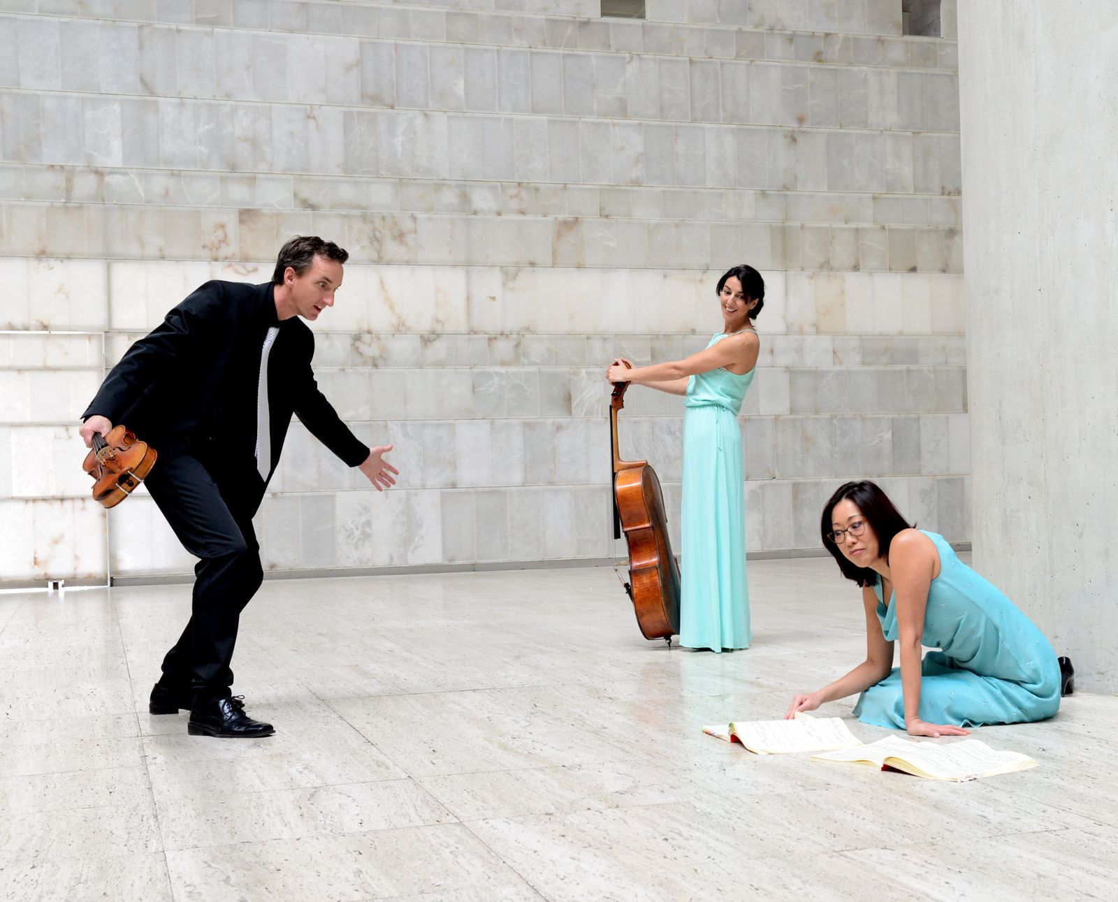 Foto promocional del último disco del Trío Vega: de izquierda a derecha, Marc Paquin, Orfilia Saiz y Yasuyo Yano.