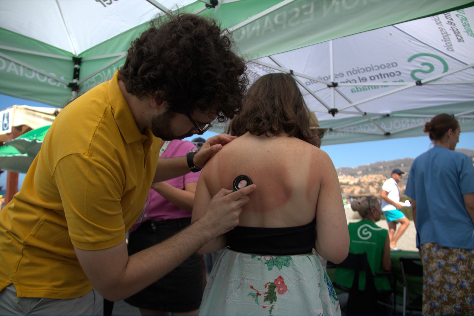 Exámenes de piel a pie de playa para concienciar del riesgo de la exposición solar