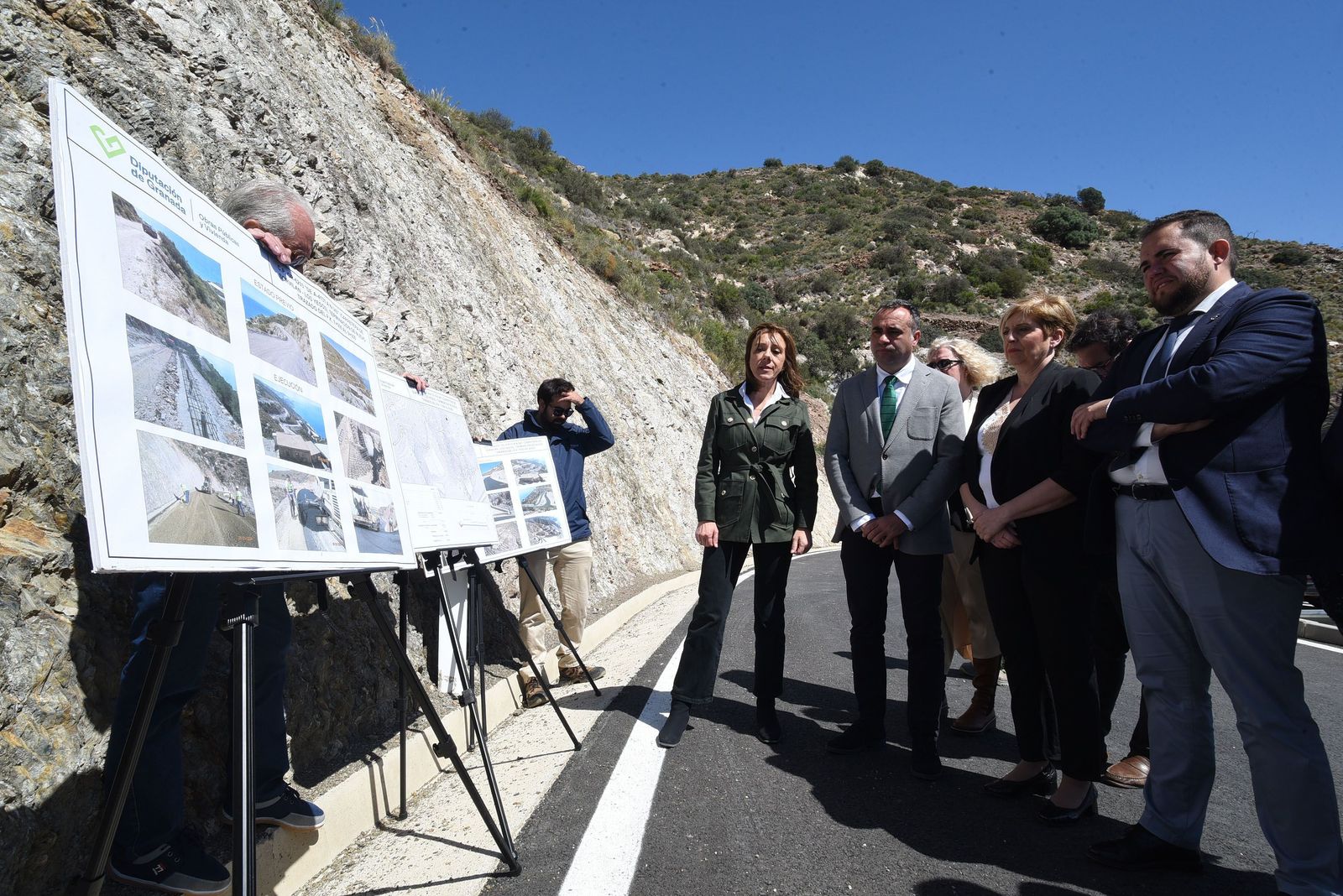El presidente provincial, Francis Rodríguez, en la carretera de Sorvilán -Los Yesos (GR- 6203)