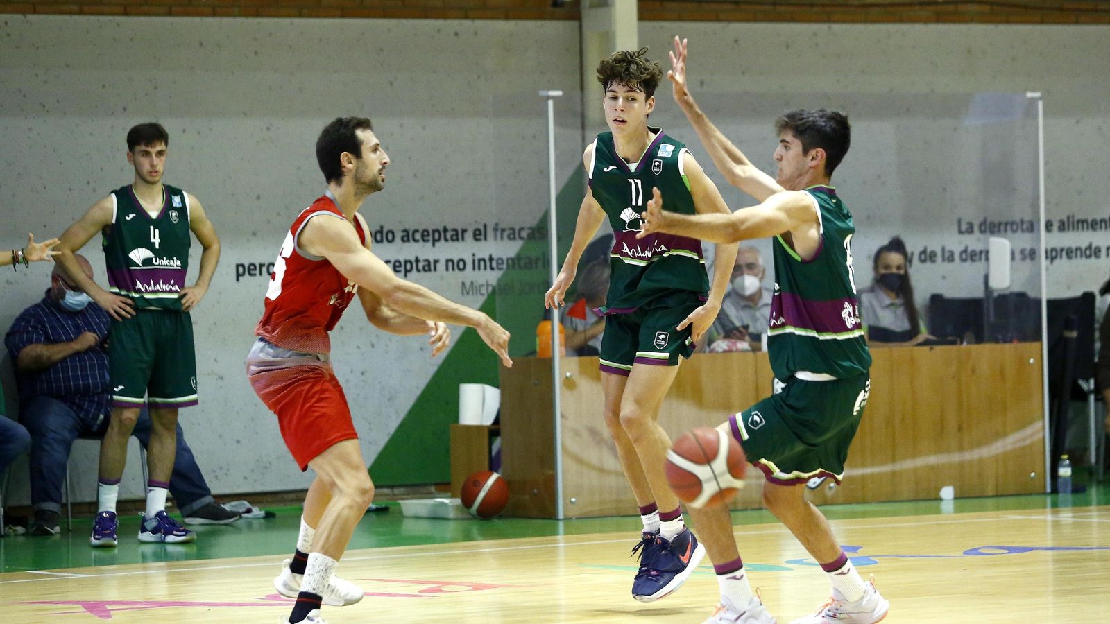 Rubén Vicente y Mario Saint-Supéry defienden a Carlos Cobos. Rubén Vicente y Mario Saint-Supéry defienden a Carlos Cobos.