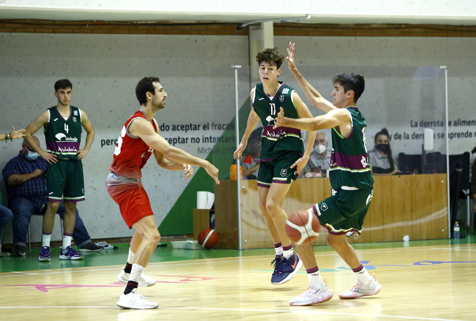 El Unicaja de Liga EBA vence el derbi ante el Colegio El Pinar