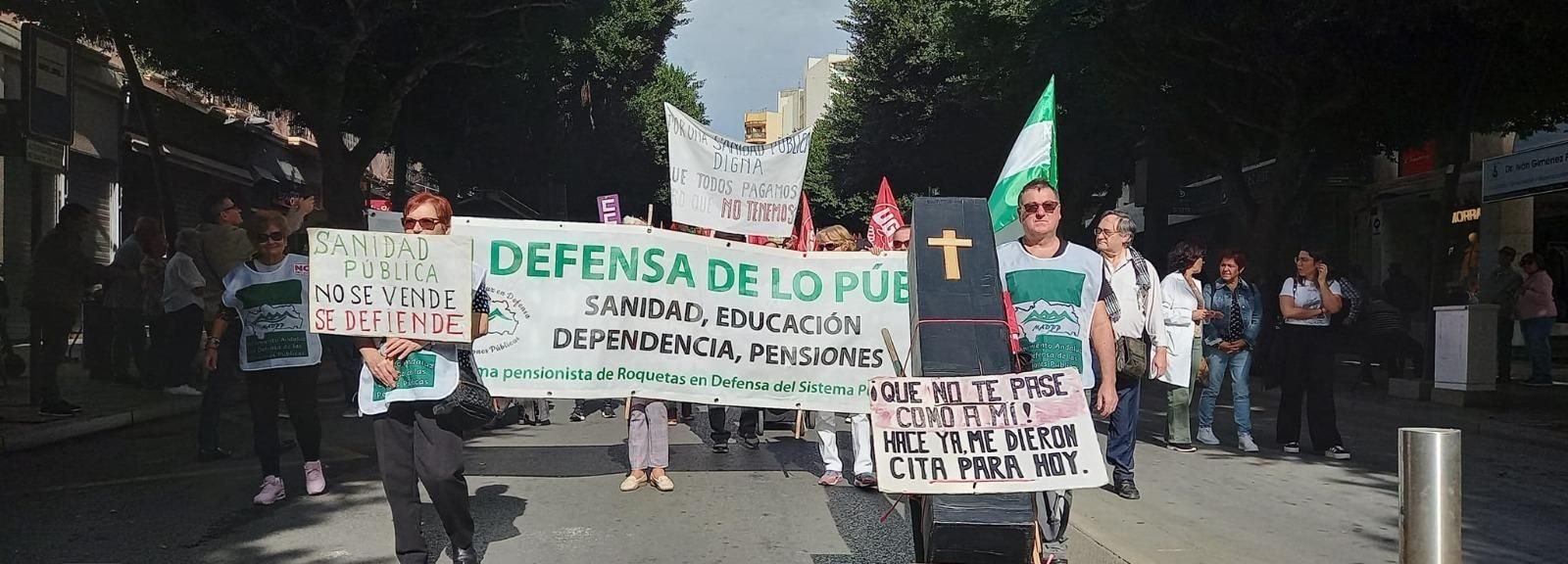 La marcha por la sanidad pública, a su paso por el centro de Almería. La marcha por la sanidad pública, a su paso por el centro de Almería.