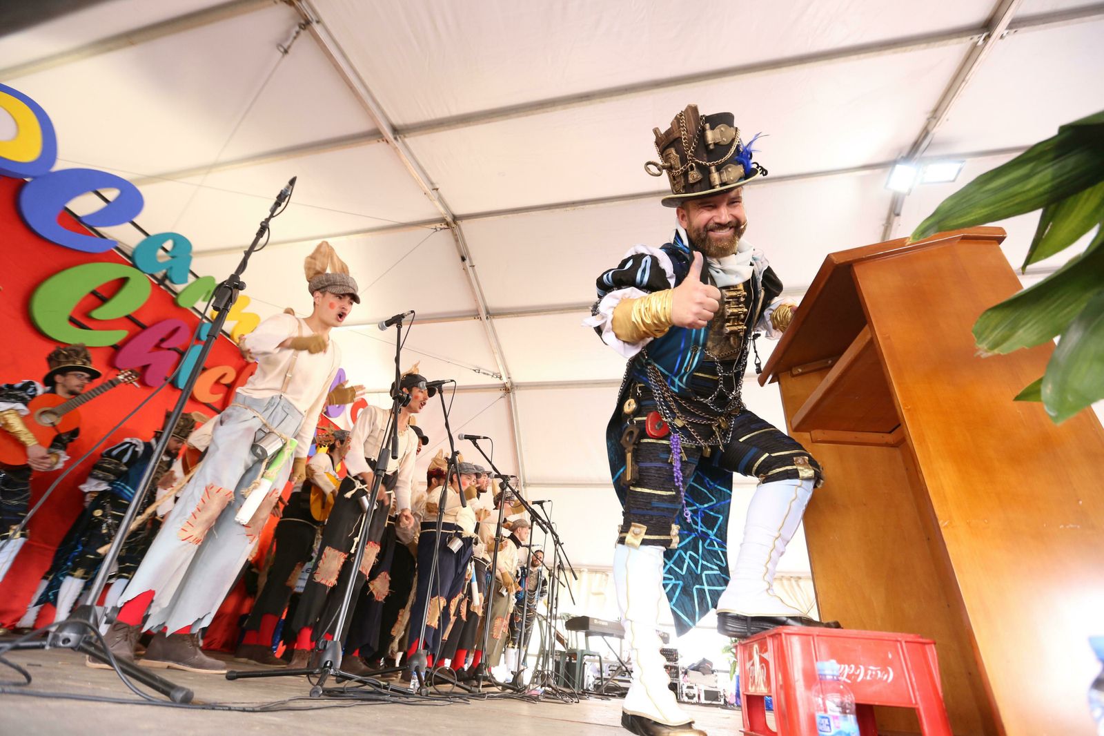 El pregonero bromeó desde el inicio con la altura del atril, utilizando una caja de refrescos para realizar su intervención.