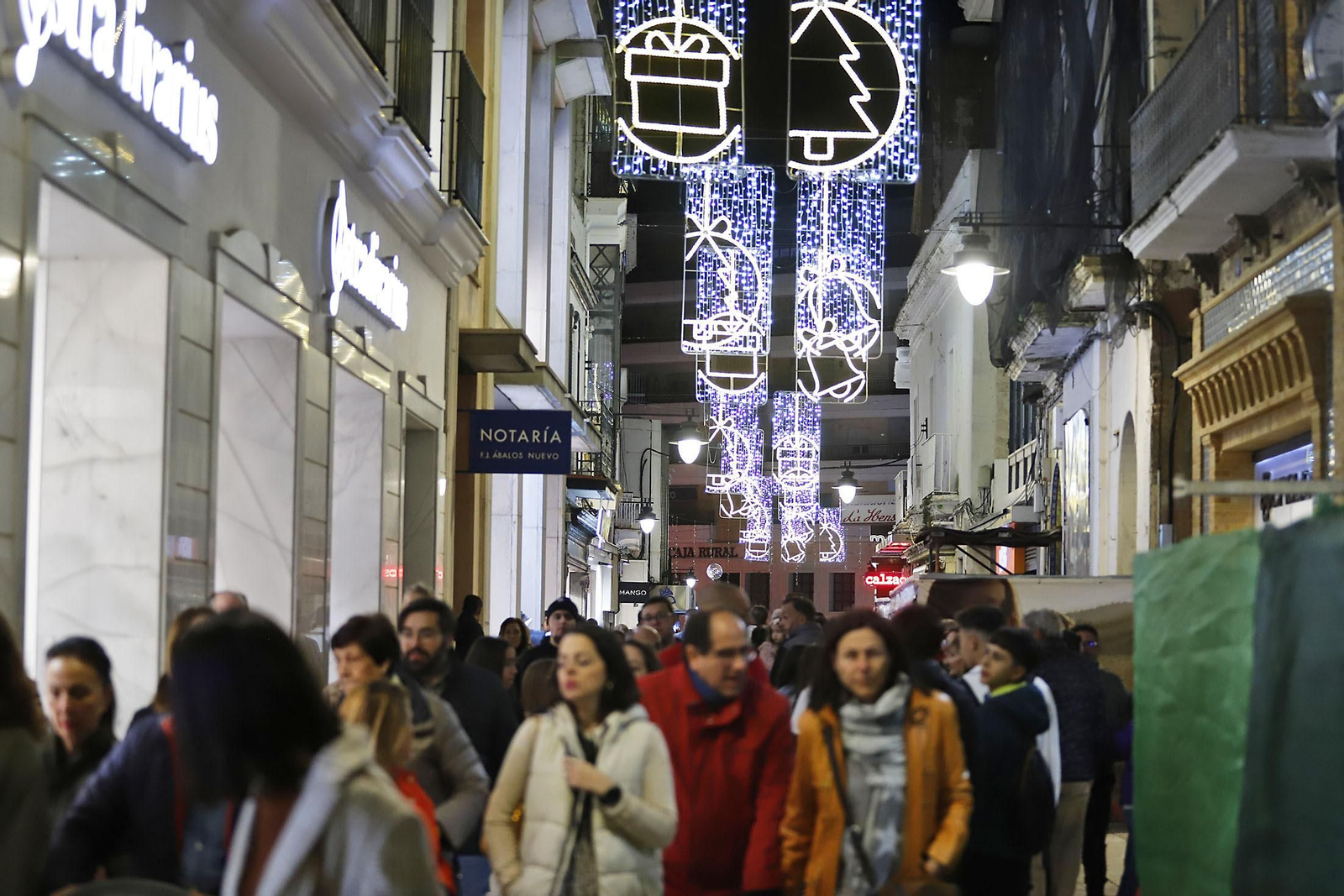 Imágenes del alumbrado navideño en las calles de Huelva
