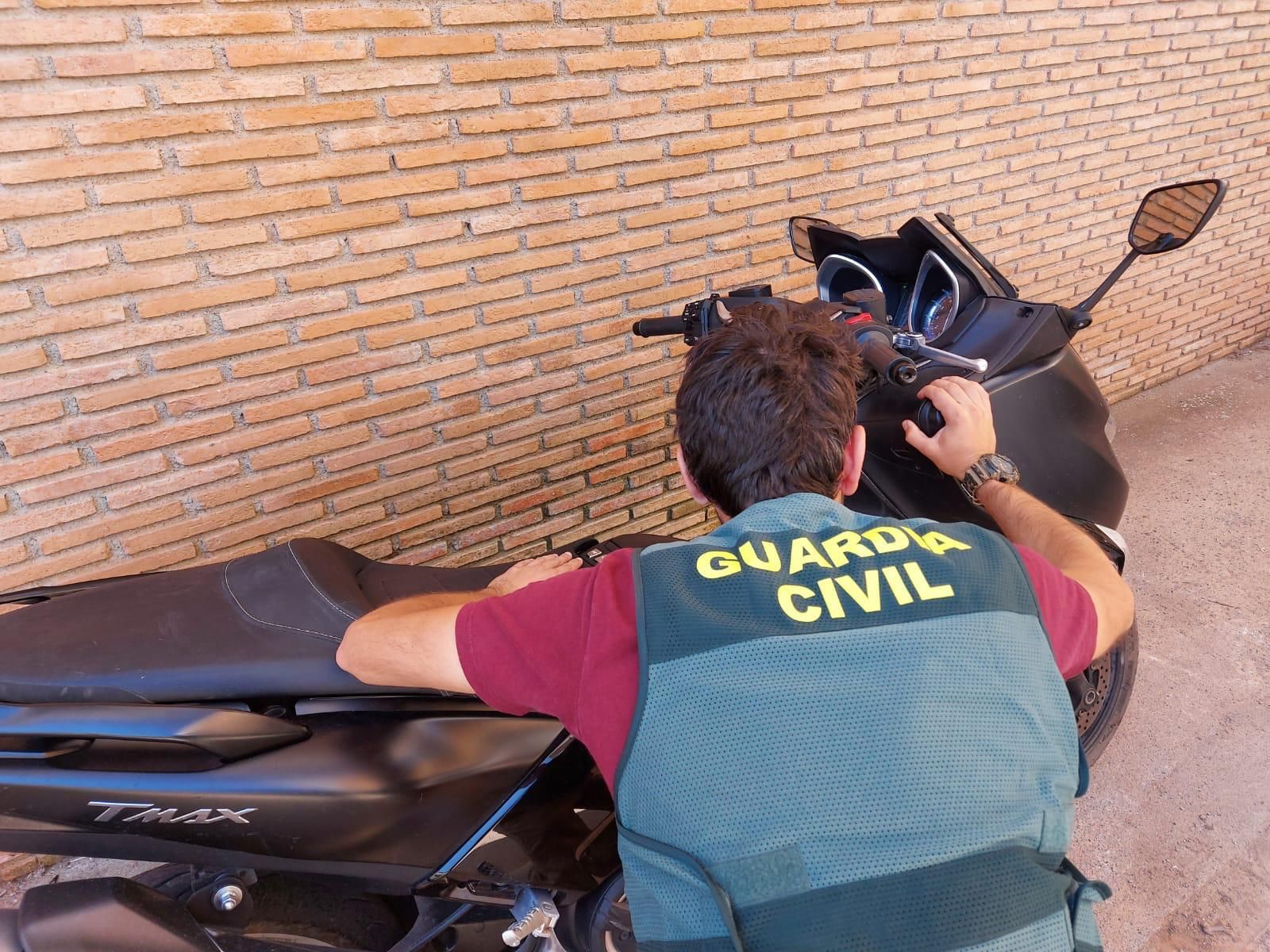Recuperan en Pinos Puente  una motocicleta robada en Sevilla