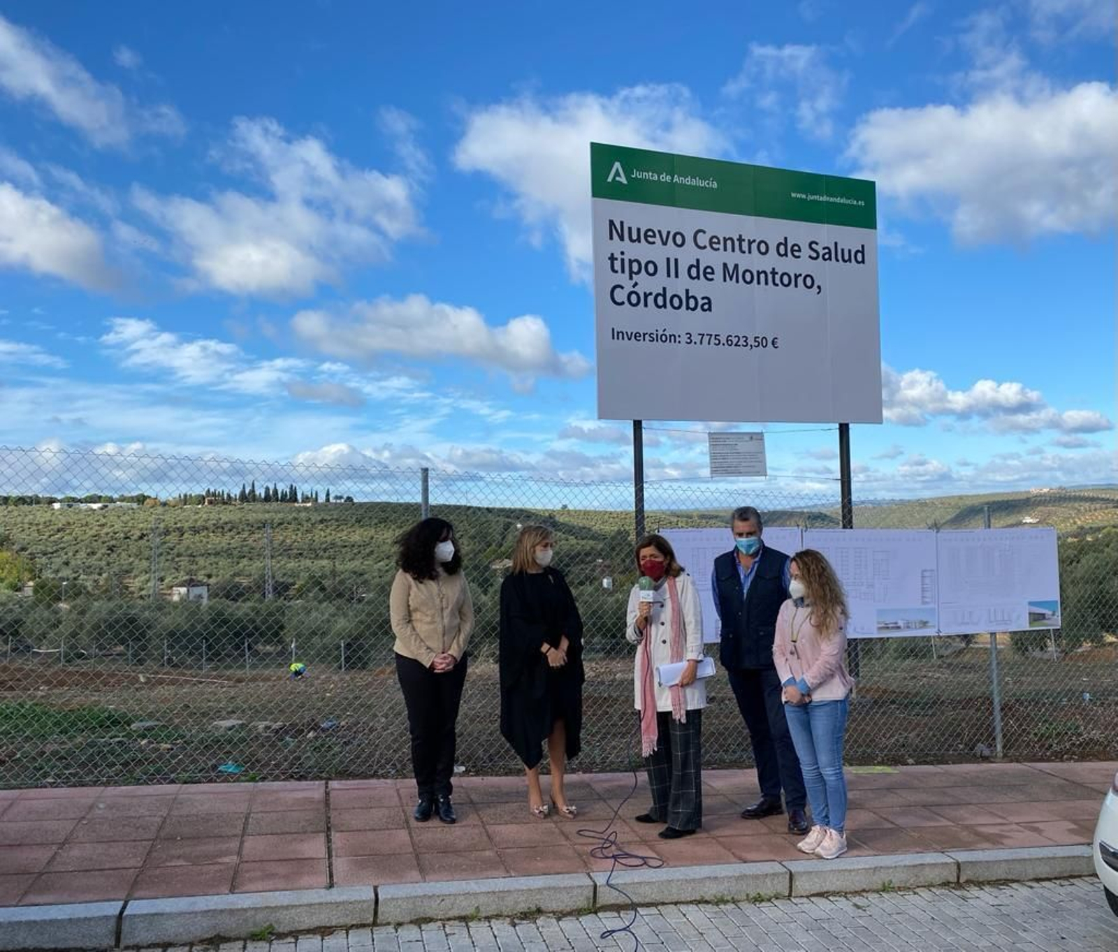 Representantes institucionales en el espacio en el centro se levantará el centro de Salud de Montoro. Representantes institucionales en el espacio en el centro se levantará el centro de Salud de Montoro.