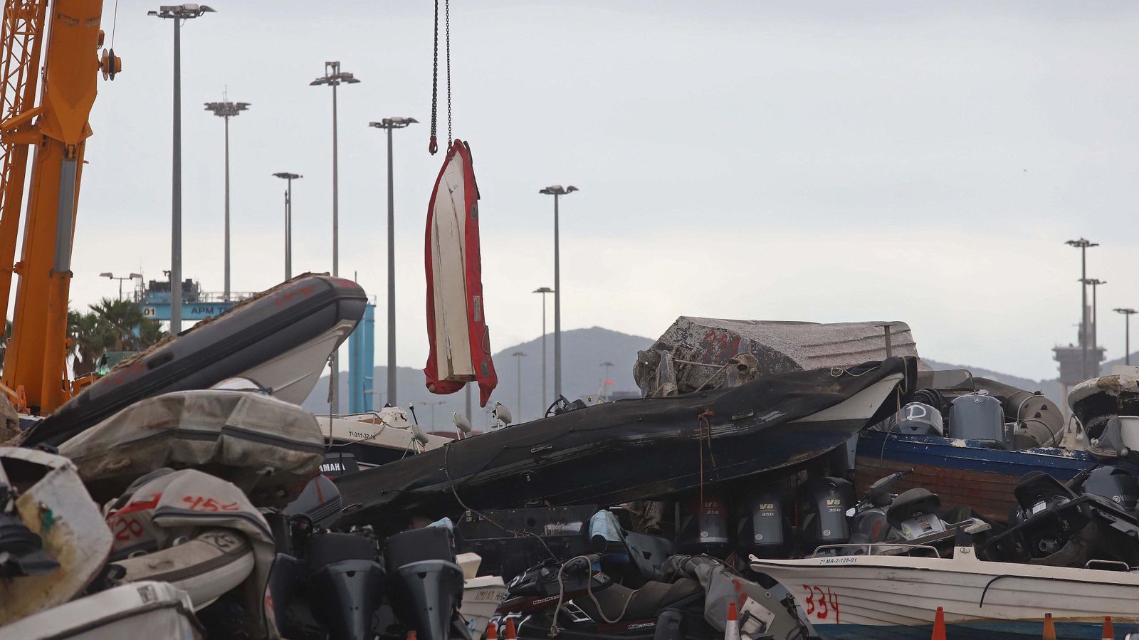 Fotos de la retirada de las narcoembarcaciones del puerto de Algeciras