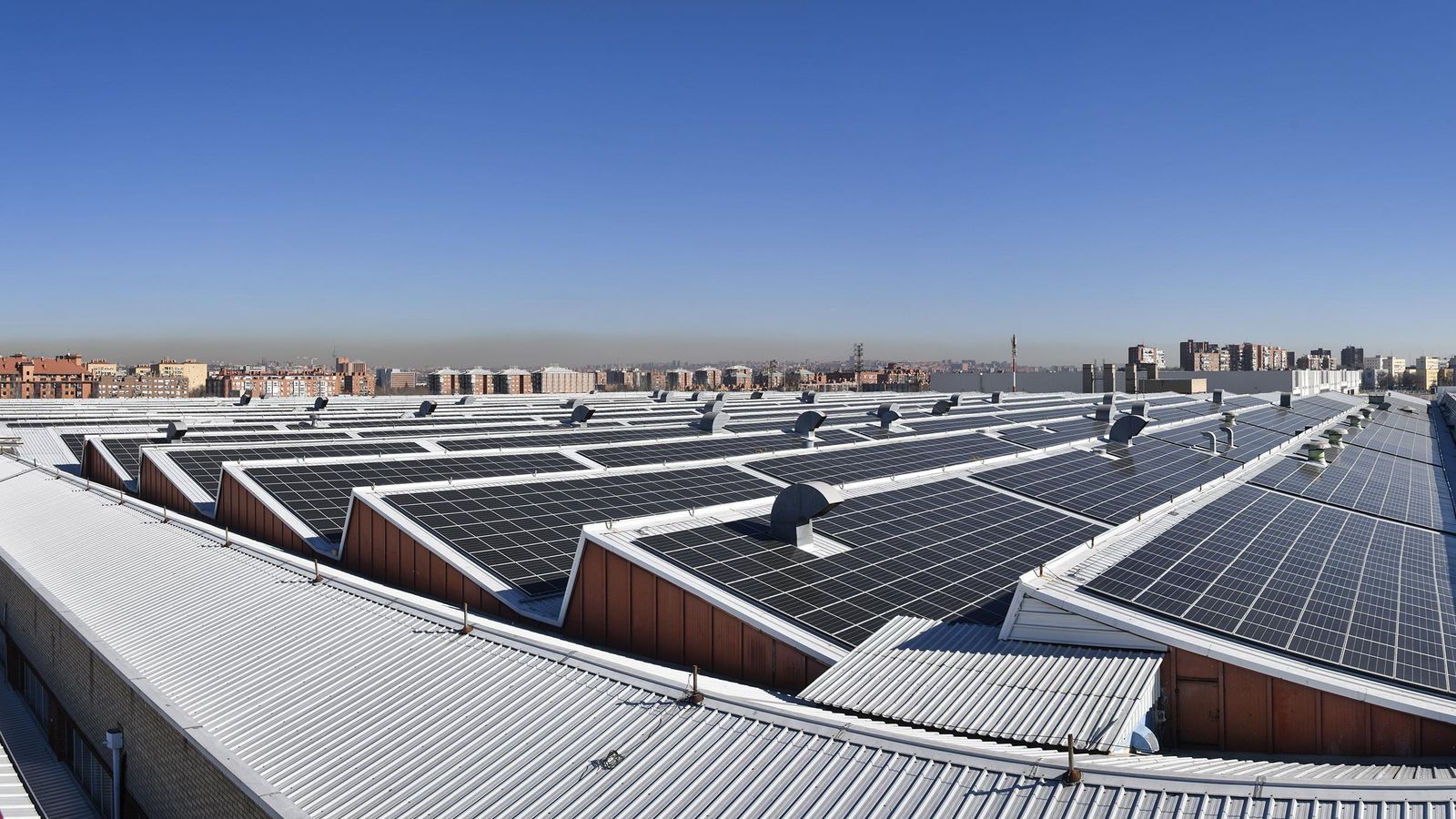 La instalación fotovoltaica estrenada en la factoría de Villaverde ocupa una superficie equivalente a cuatro campos de fútbol y su el CO2 que con ella se deja de emitir equivale al efecto de los árboles de El Retiro en el aire que se respira en Madrid.