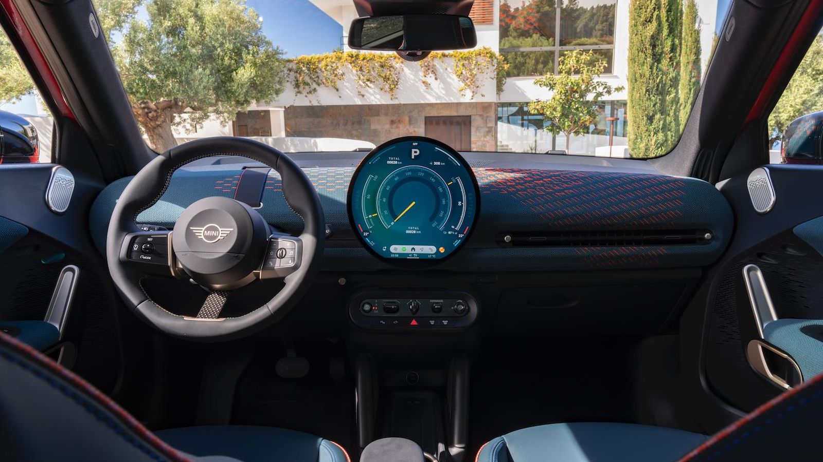 Si bien el volante o la pantalla son comunes a otros Mini, el salpicadero tiene un diseño único en este modelo.