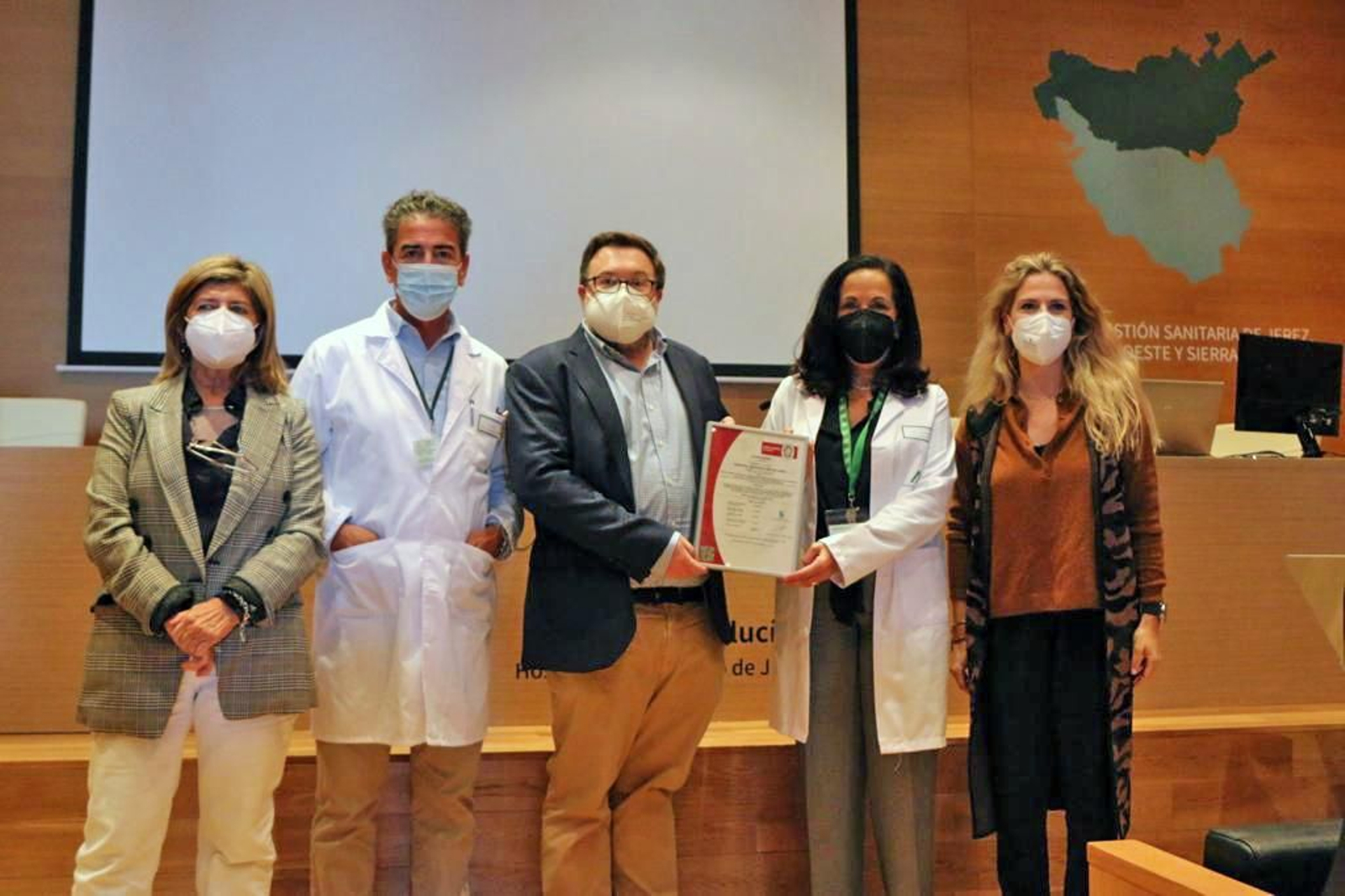 Responsables del centro hospitalario junto a representantes de la adminsitración.