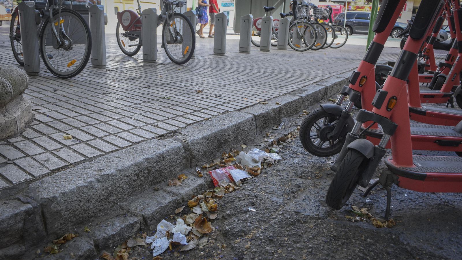 Residuos junto a un aparcamiento de patinetes de alquiler, en Nervión, este jueves.