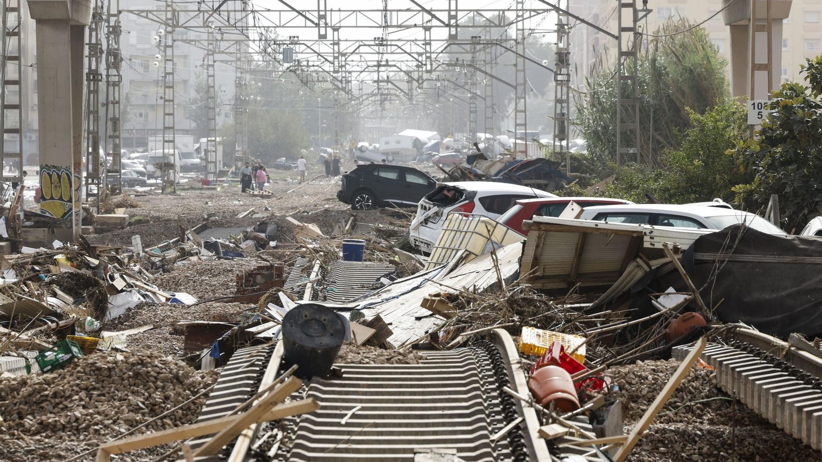 Así han quedado las calles de Valencia: desolación, barro y coches amontonados