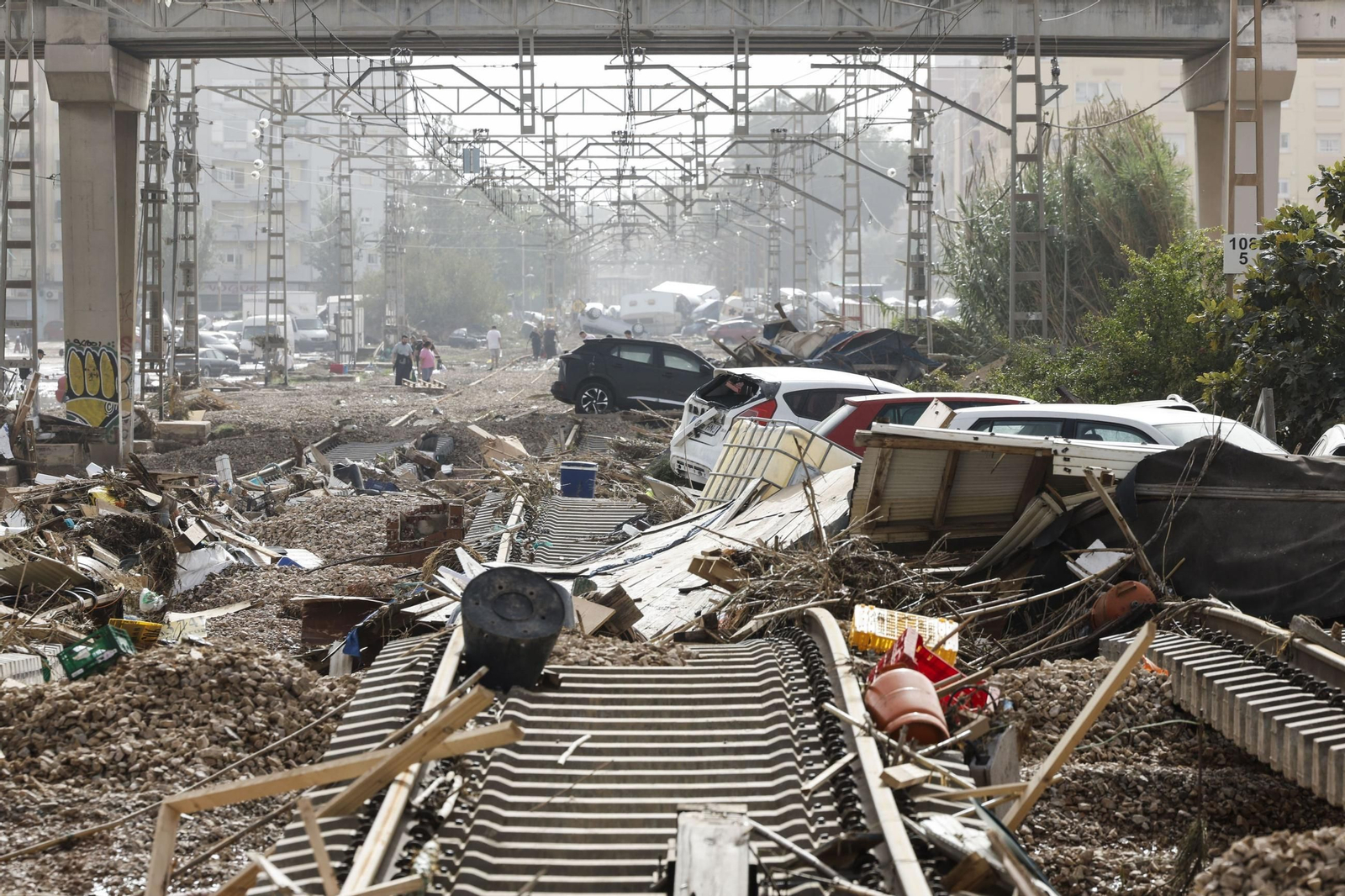 Así han quedado las calles de Valencia: desolación, barro y coches amontonados