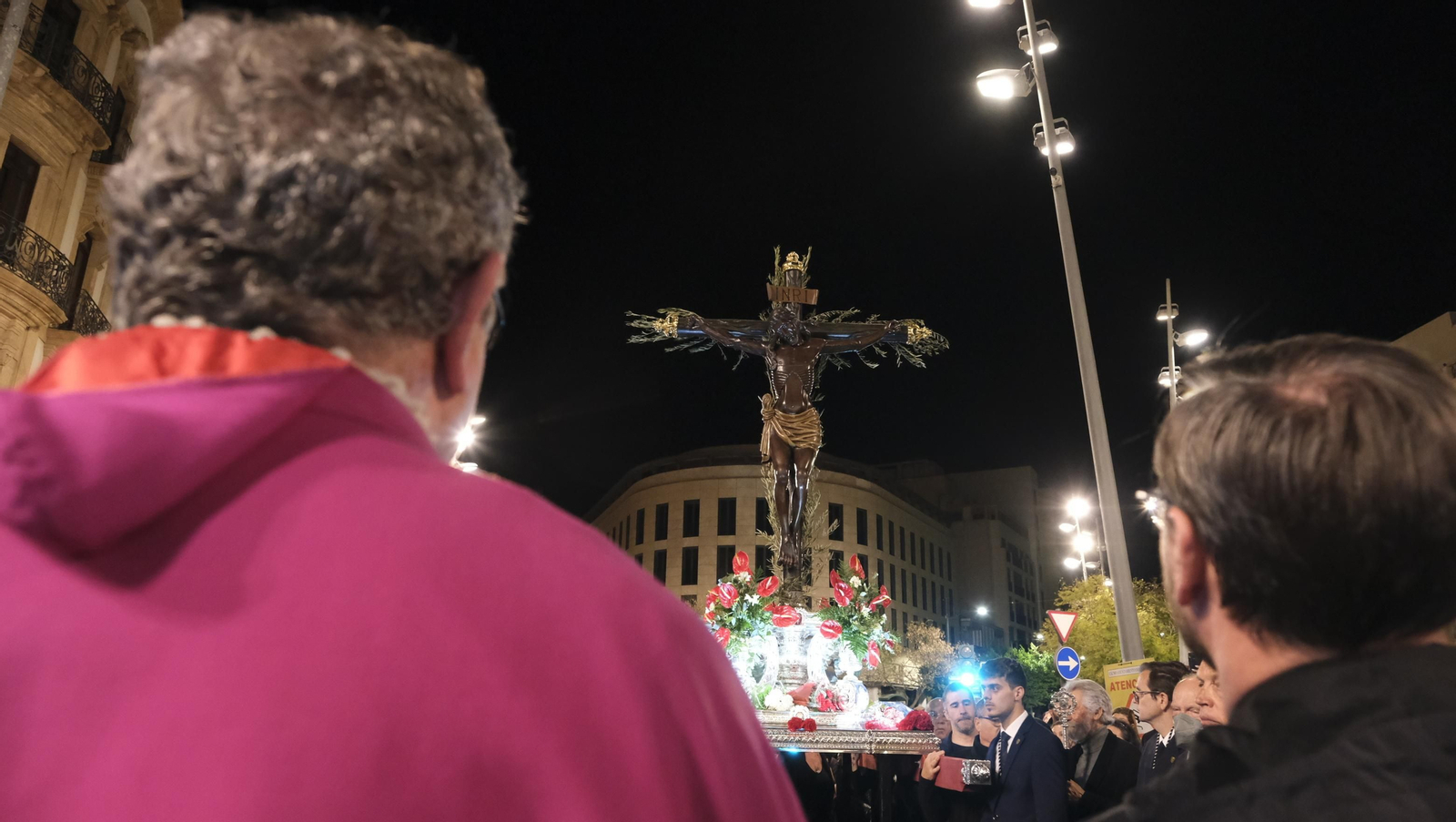 Procesión del Vía Crucis-Cristo de la Escucha en Almería, en imágenes