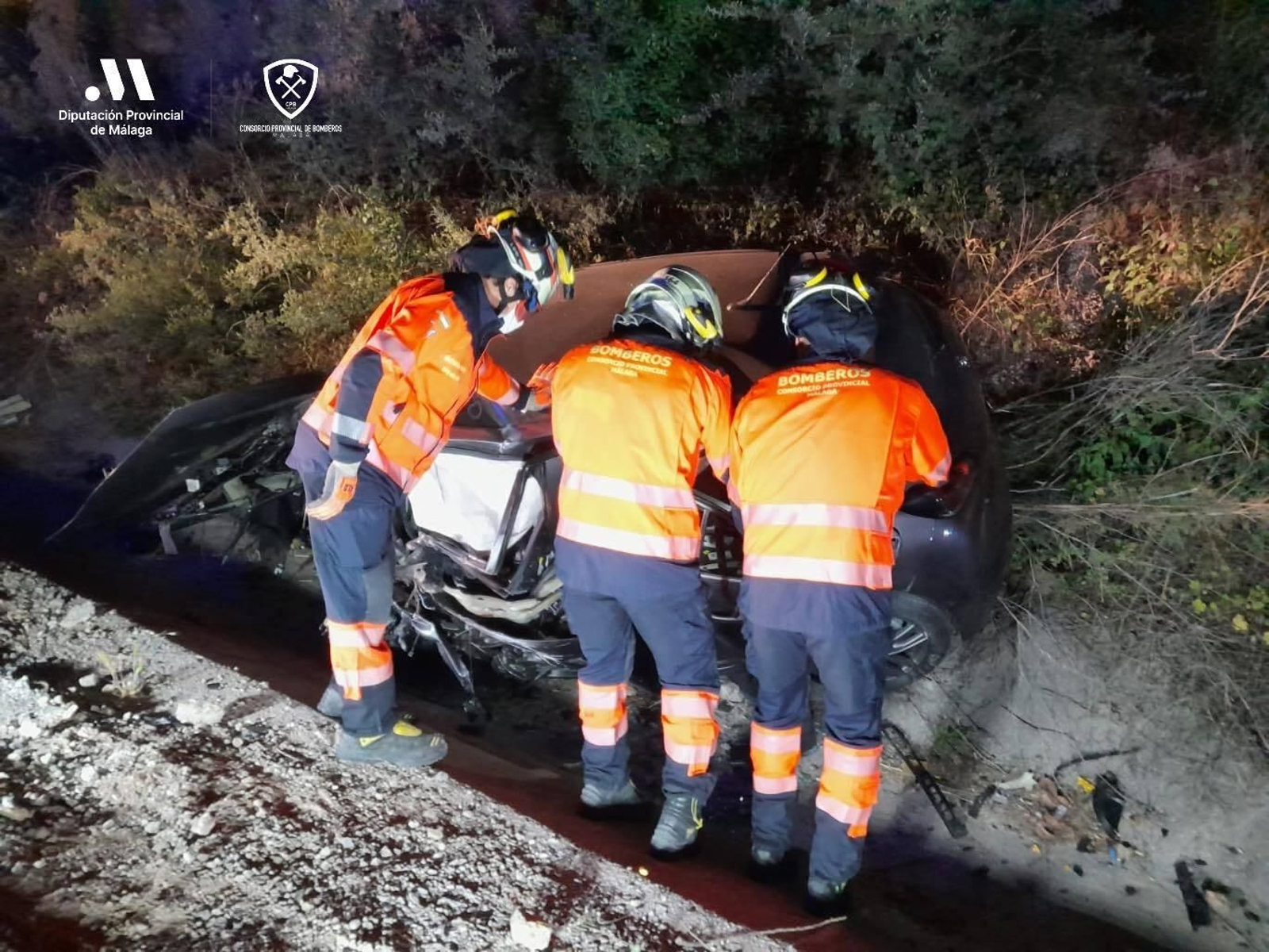 Bomberos actúan tras el accidente