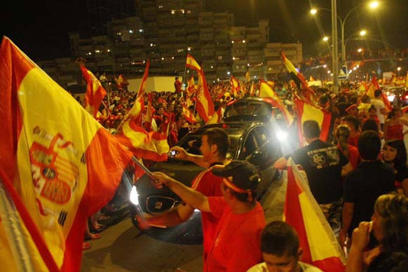 Todos los aficionados salieron a la calle a celebrar la victoria del Mundial vestidos con los colores de la selección

Foto: J.M. Quinones
