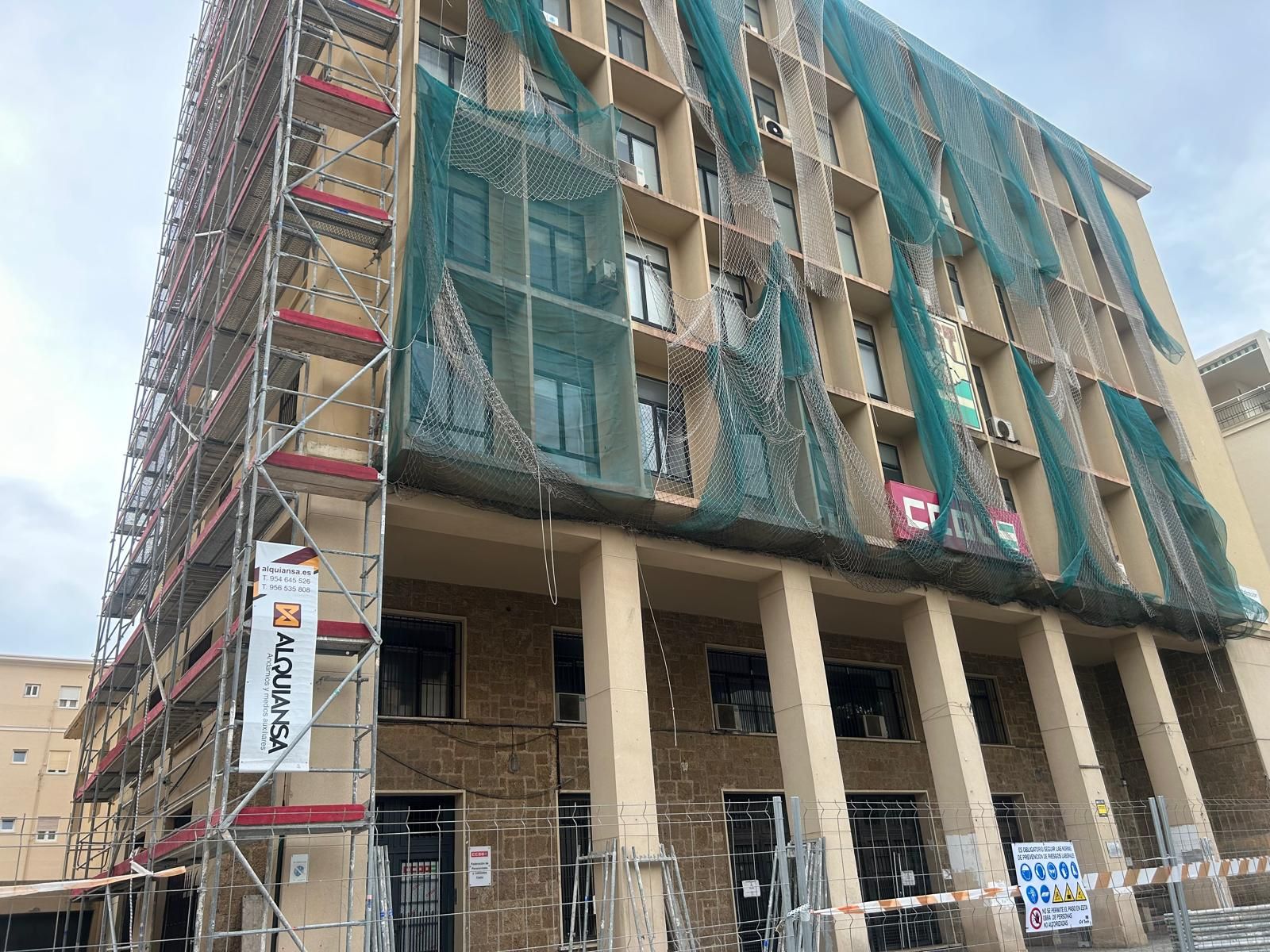 Los andamios se suman a la red de protección que el edificio de los sindicatos de Cádiz luce desde hace ya demasiados meses